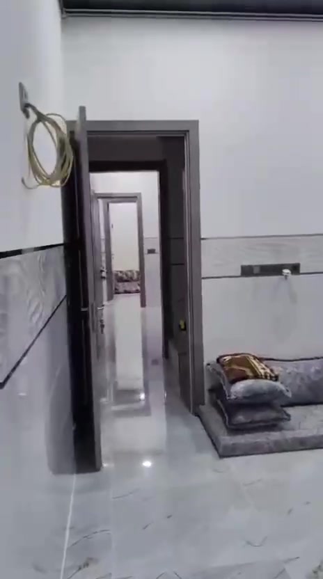 🏠🔥 دار للبيع – أقل من السوق بـ 35 مليون (فرصة ذهبية / بيع مستعجل) 🔥🏠
📍 الموقع: التعليم – مجمع النور (قبل الدورة)
📐 المساحة: 160 متر
🏡 النوع: طابق واحد
━━━━━━━━━━━━━━━
⚠️ مهم:
إذا ما تلكه فرق 35 مليون عن سعر السوق… لا تشتري قبل لا تتأكد بنفسك!
━━━━━━━━━━━━━━━
💎 موقع مميز جداً:
✔️ داخل السوق مباشرة
✔️ منطقة حيوية ومخدومة بالكامل
✔️ قريب من الأسواق، المدارس، والمواصلات
━━━━━━━━━━━━━━━
🏡 تفاصيل الدار:
🚗 كراج سيارة
🚿 صحيات داخلية وخارجية
🛢️ تانكي كاز دفن
⚙️ مكان مخصص للماطور
🔥 مكان مخصص للغاز
👟 مكان للأحذية
🛋️ غرفة استقبال
🍳 مطبخ
🪑 هول
🛏️ غرفتين نوم
🌿 بيتونة واسعة
━━━━━━━━━━━━━━━
💰 السعر: أقل من السوق بـ 35 مليون 🔥
🤝 قابل للتفاوض للجادين فقط
━━━━━━━━━━━━━━━
📞 للتواصل والاستفسار:
📱 ***********
💬 *********** (واتساب متوفر ايضا)
