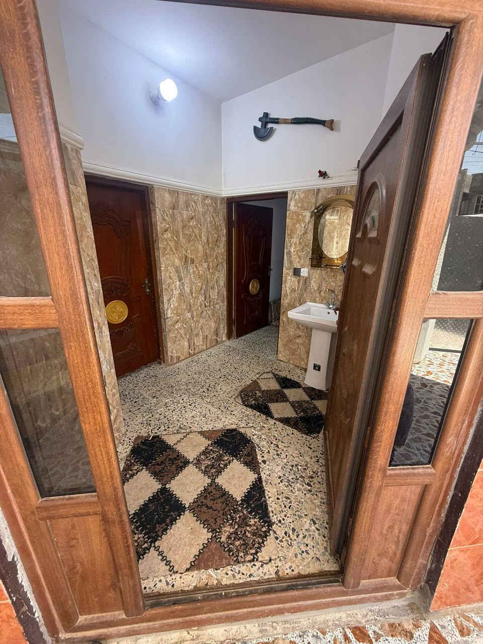بيت للبيع الحبانيه كوليكم حي العمال شاره العام قرب جامع طارق بن زياد البيت مساحته تقريبا 300الطرمه كبيره استقبال ضيوف 6في4 صلاه 5في5 قرفه جوه سويت 5في4 مطبخ 4في4 الطابق الثاني صاله فوك المساحه نفس الوجوه قرف سويت عدد 2 المساحه 5في4  للاستفسار اتصل ***********
