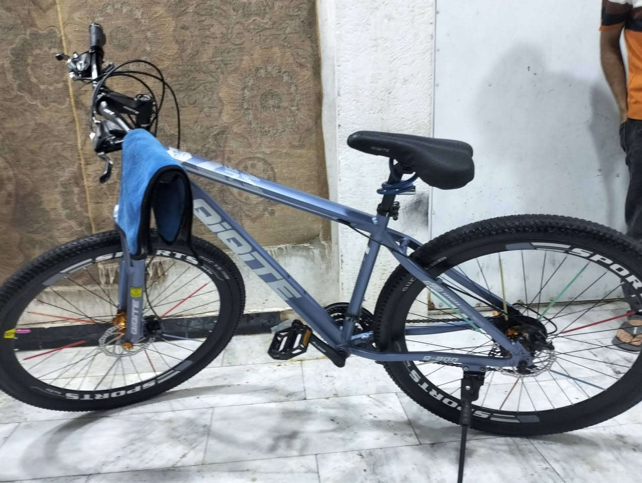 السلام عليكم بايسكل جيتي جبلي نضيف مابي اي عطل صناعته اللمنيوم حجم 29 قبل شهر اشتريته ب 190وهسه رايده ب 120 وبي مجال عنواني الناصريه الاسكان الصناعي نزله الجامع


**إذا كنت صاحب هذا الإعلان وتريد حذفه لأي سبب، رجاءا أرسل رسالة إلى الدعم الفني**