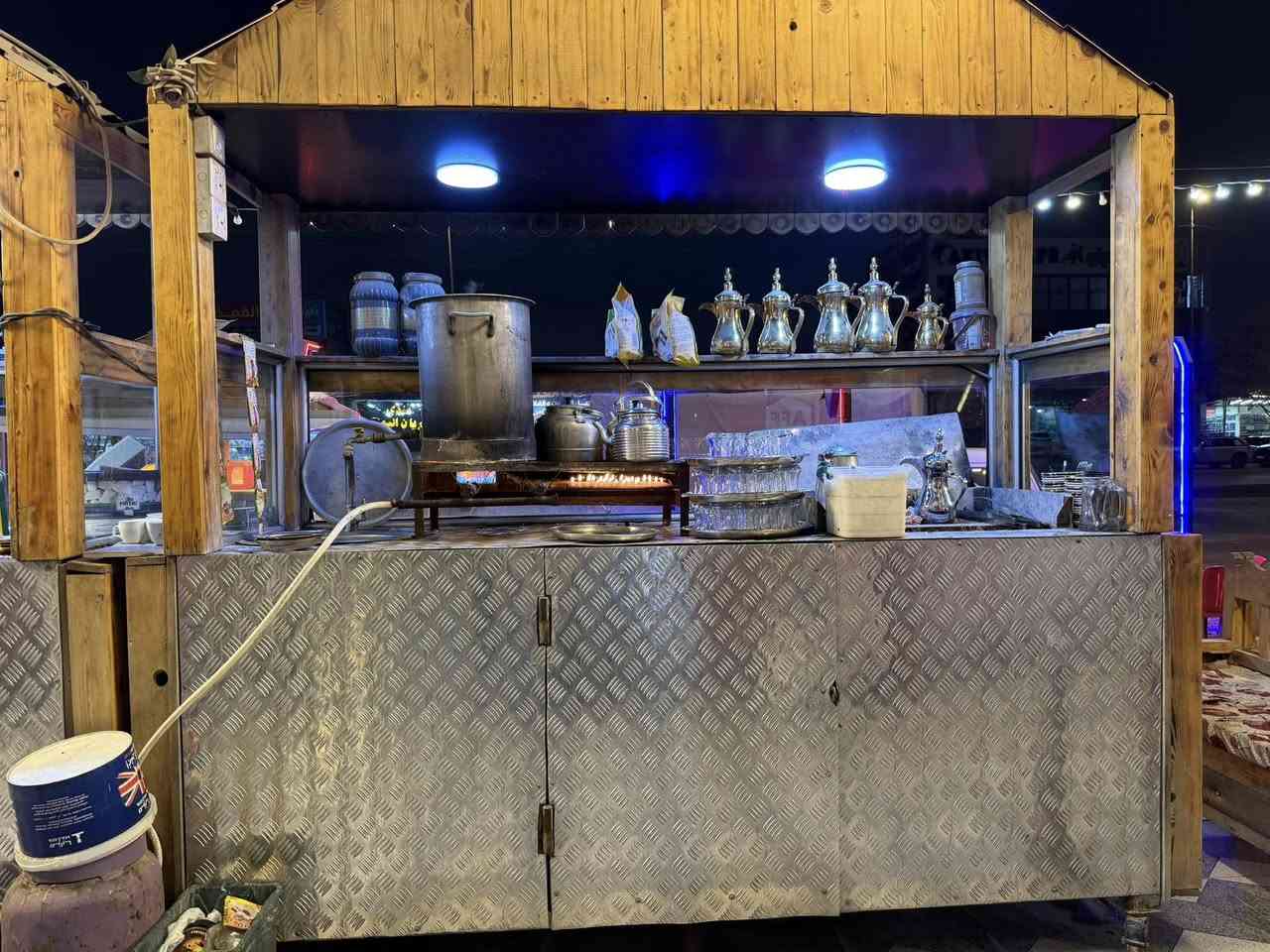 سلام عليكم  ميوزه البيع ميز الشاي قياسه مترين ونصف وميز العصير قياسه مترين المكان نجف للاستفسار على هذا الرقم ***********
