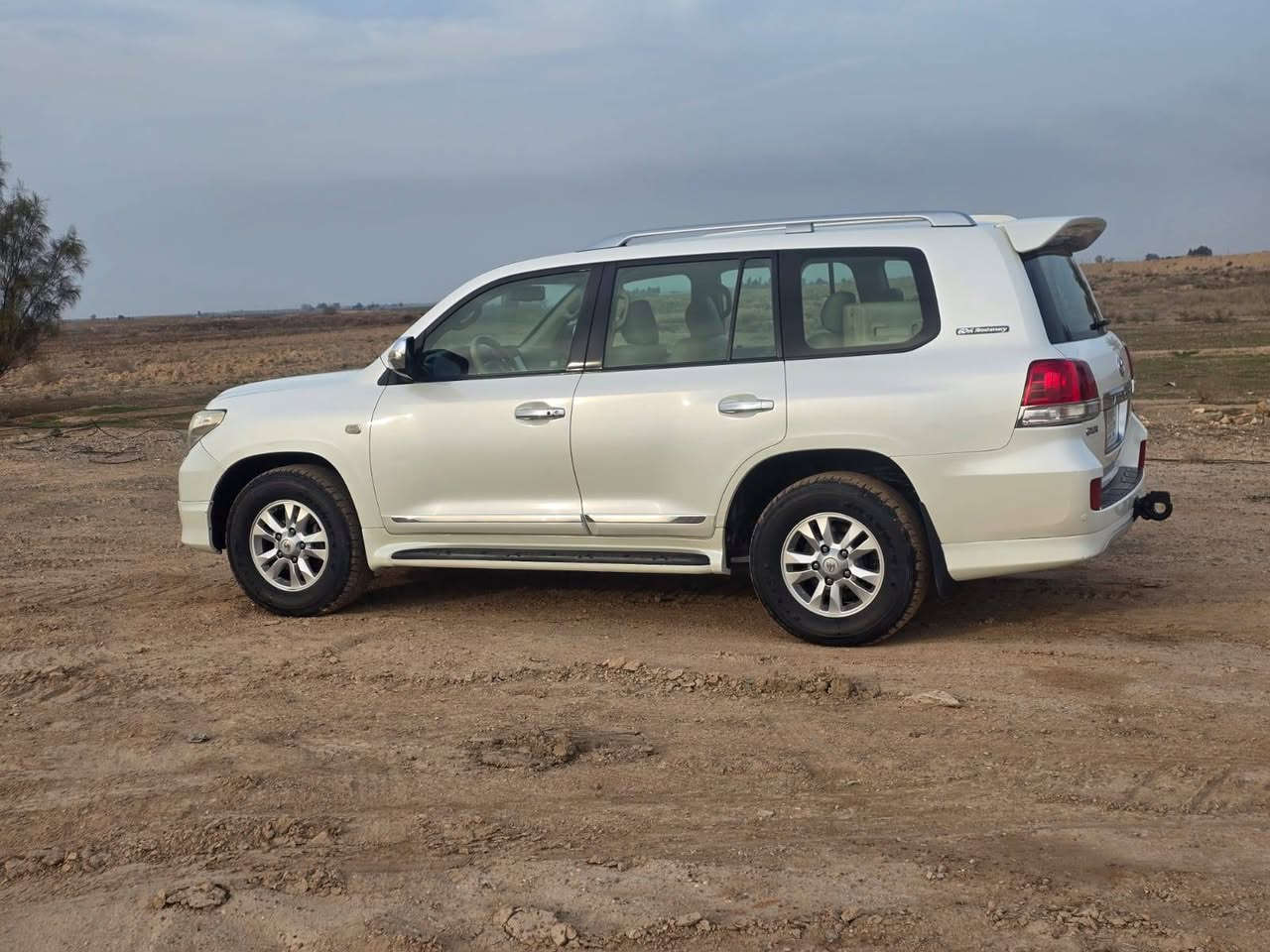 السلام عليكم
لاندكروز ستينية 2011
للبيع او مراوس بكامري من موديل ٢٠ الى ٢٣
تفاصيل 
سيارة مكفولة 
فقط الدعامية الامامية تبديل 
مع باردات بسيطيات 
باقي السيارة كفالة
كير مكينه مكفولة 
حدادية وتايرات مكفولة 
مكان السيارة ديالى المقدادية 
تلفون ***********
