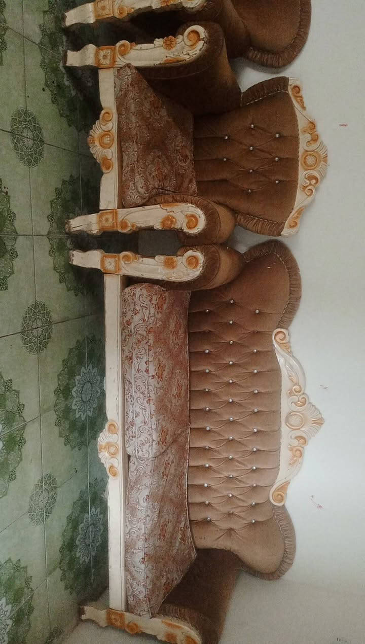 500***********السلام عليكم غرفه للبيع سبع قطع تخم أيضا للبيع العنوان بغداد المحموديه للاستفسار على الرقم *********** موجود واتساب اتصال سعر الغرفه 500 والتخم 100
