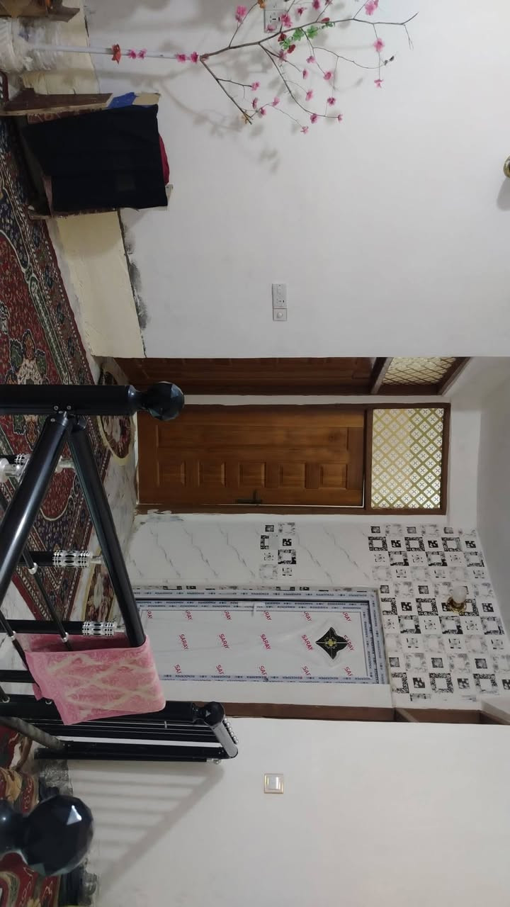 البيت للبيع طابقين وثالث سطح يحتوي ع 4غرف نوم حمامات خارجيه وداخليه كله شغل درجه اولى سيراميك وبورسيلين كاشي 
موجوده كافة الخدمات ماي مجاري كهرباء يبعد عن شارع الزوار حولي ميه100متر يبعد عن الامام الحسين عليه السلام  3كيلوات ربع ساعه عن الولايه مكان الشبانات حولي ميه نزلة مخبز انوار فاطمه السعر، 100مليون وبيه مجال،***********للتواصل
