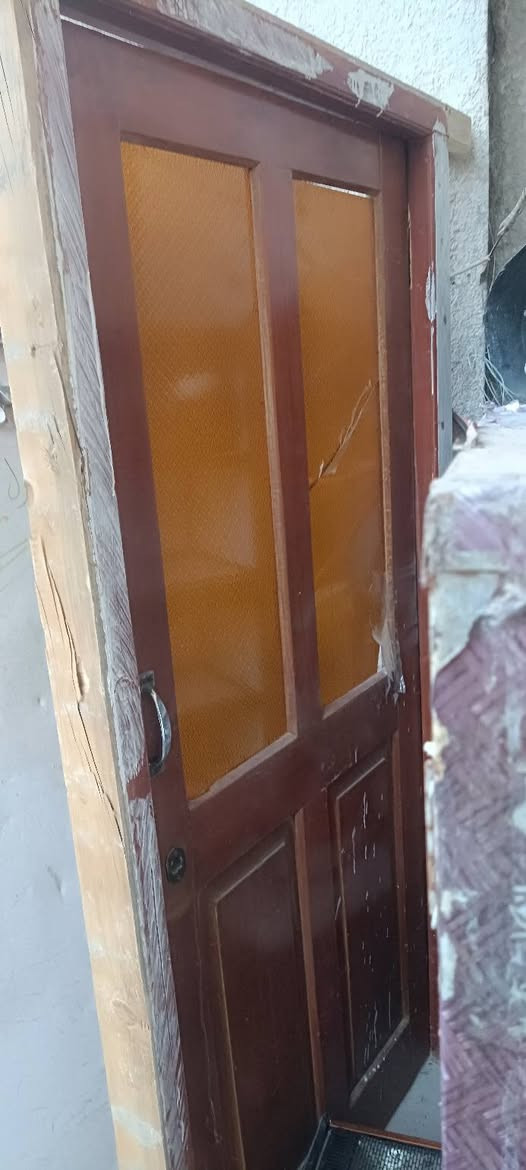 السلام عليكم بيبان خشب صاج ابو القوس نضاف كامالت هنه وجرجوبهن بس واحد عدل واحد حديد سعر الواحد ب 35 واتساب موجود *********** ..
