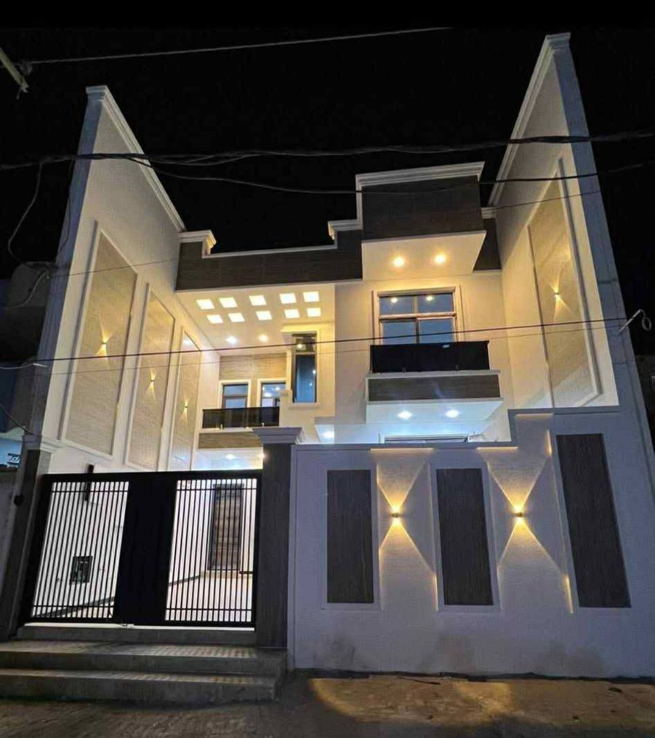 دار سكن للبيع
 طابو صرف
ديوانية حي الفرات 
قرب شارع الصب موقع مميز جدآ
يقع على شارع بعرض 15 متر 
بناء حديث 2025 بعده مامسكون
درجة اولى طابقين مسلح
الأرضية مرمر 
المساحة 202 متر 
تفاصيل الدار.... 
يحتوي على
 غرف النوم عدد 4 _ صالة عدد 2
 أستقبال  _ مطبخ حار + بارد 
مجموعة صحية عدد 3 _ گراج سيارة
                      مراجعة
مكتب العتابي للعقار  ديوانية الجزائر مقابل فندق برج الامراء
للاستفسار *********** مهدي العتابي 
           ***********  حيدر الفتلاوي
           ***********
