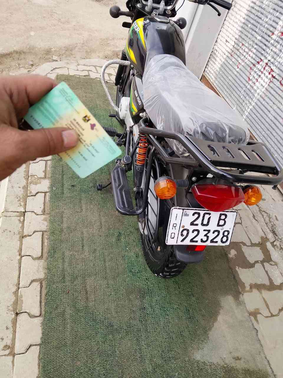 السلام عليكم ورحمه الله وبركاته دراجة نارية بوكسر موديل 23 نازلة بل 25 كفالة عامة مرقم كامل انكليزي بسمي اني احولك مرور ديالى الشراي يتصل ويدلل *********** اتصل ودلل مكاني ديالى خرنابات ورة السيطرة
