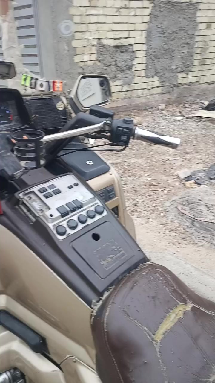 سلام عليكم ... هونده كولدن 1500..دراجه كلشي بيها شغال .....بس بيها صوت صار ماعرف شني.....من امشي يروح صوت بس من امشيي علا كيف يطلع صوت ... رايدها 17 وبيه مجال هاذ رقمي ...*********** تصل وتدلل
