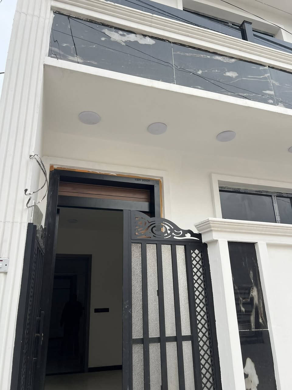 بيت للبيع مساحه75 متر 
طابقين 3 غرف نوم بناء حديث بعده زيروه
البوعيثه العدل الاول. شارع مفتوح. 
***********السعر 100مليون
