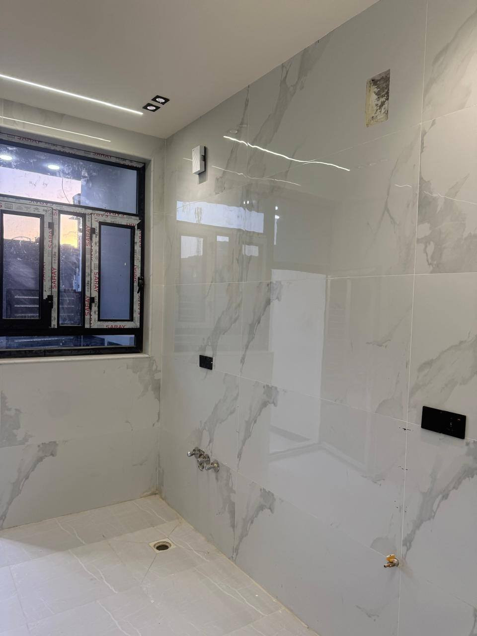 السلام عليكم🌹🌹🌹
دار ١٠٠ متر للبيع شغل درجه اولى الدوره البو عيثه مجمع العدل الاول واجهه٦.٢٥ نزال ١٦ م ضمان ٤ اشهر بعد البيع
وكل صور التسليح موجوده للرفت والسقوف 
رفت ٤٥ سم والطابق الاول سقف ورباط 
امانه الله الشغل ممتاز مطبخ وحمام الواح 
الدرج مرمر
المنيوم سراي تركي جميع نوافذ البيت وحتى ابواب المناور 
واير عقبه اردني  
بواري( بي بي ار) للماء نوع فورمال تركي 
صبغ الداخل والخارج نوع بتك اردني 
سقوف الطابق الارضي جبسن بورد
يحتوي الدار على ٣ غرف نوم مع استقبال وحولي ومطبخ  
للاستفسار الاتصال ***********/***********
او مراجعه مكتبنا اليوسف للاستثمار. التطوير العقاري 
الدوره البو عيثه مجمع العدل الاول
