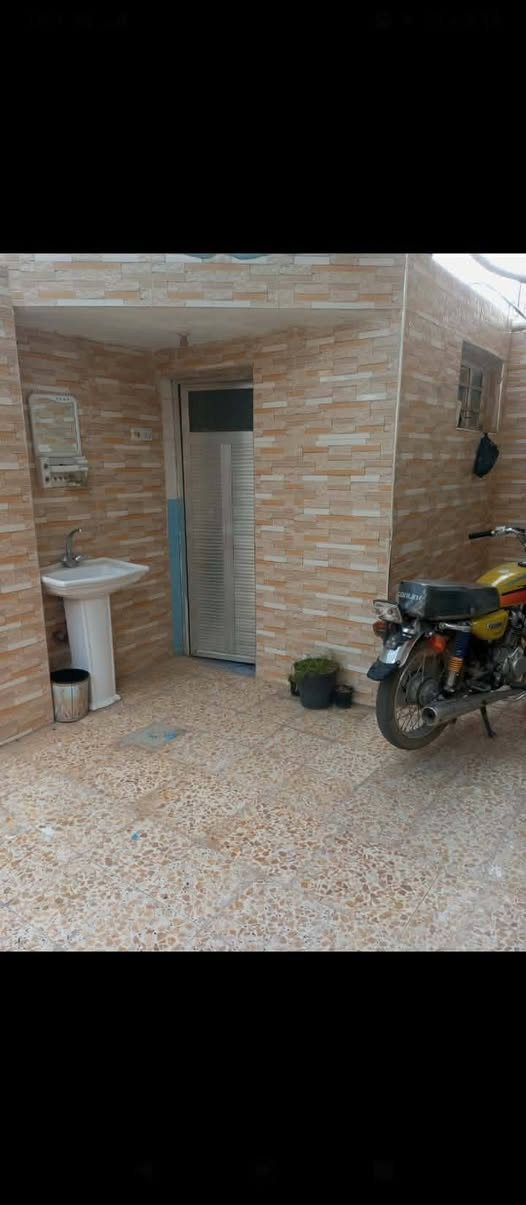 السلام عليكم بيت بزين القوس شارع المله موقع مميز على ساحة مساحة 140 واجهة 7 ونزال 20 
للاستفسار:***********
