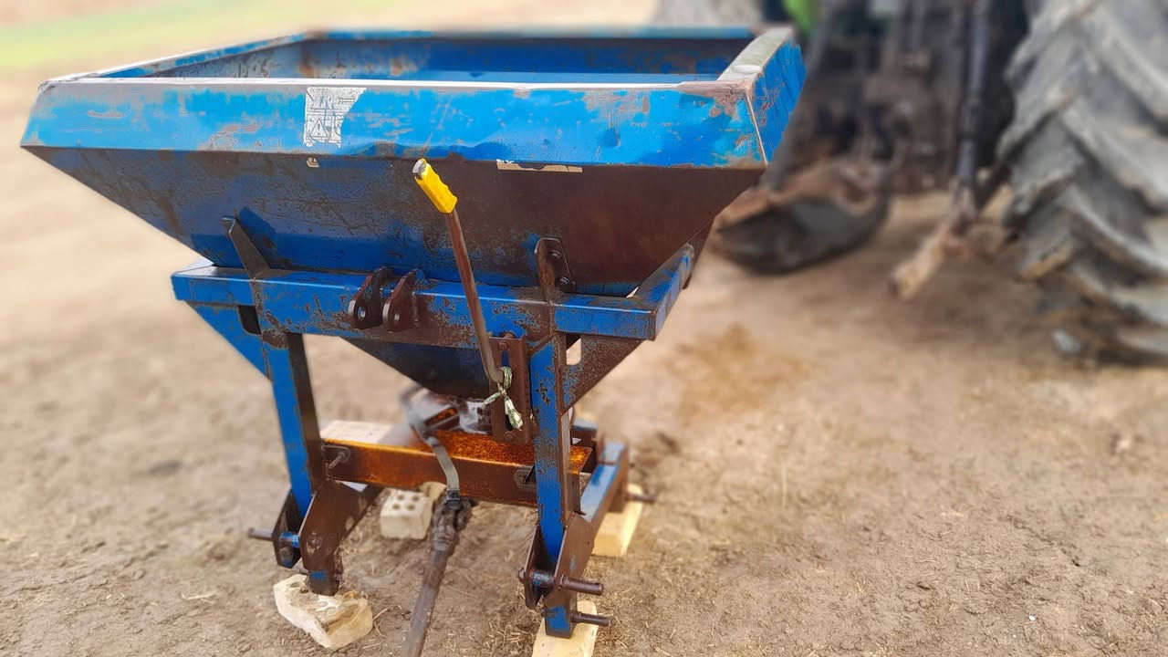 السلام عليكم
للبيع
مقطورة 3000 لتر
باذرة جاهزة للشغل
فدان 
للاتصال
***********
***********
