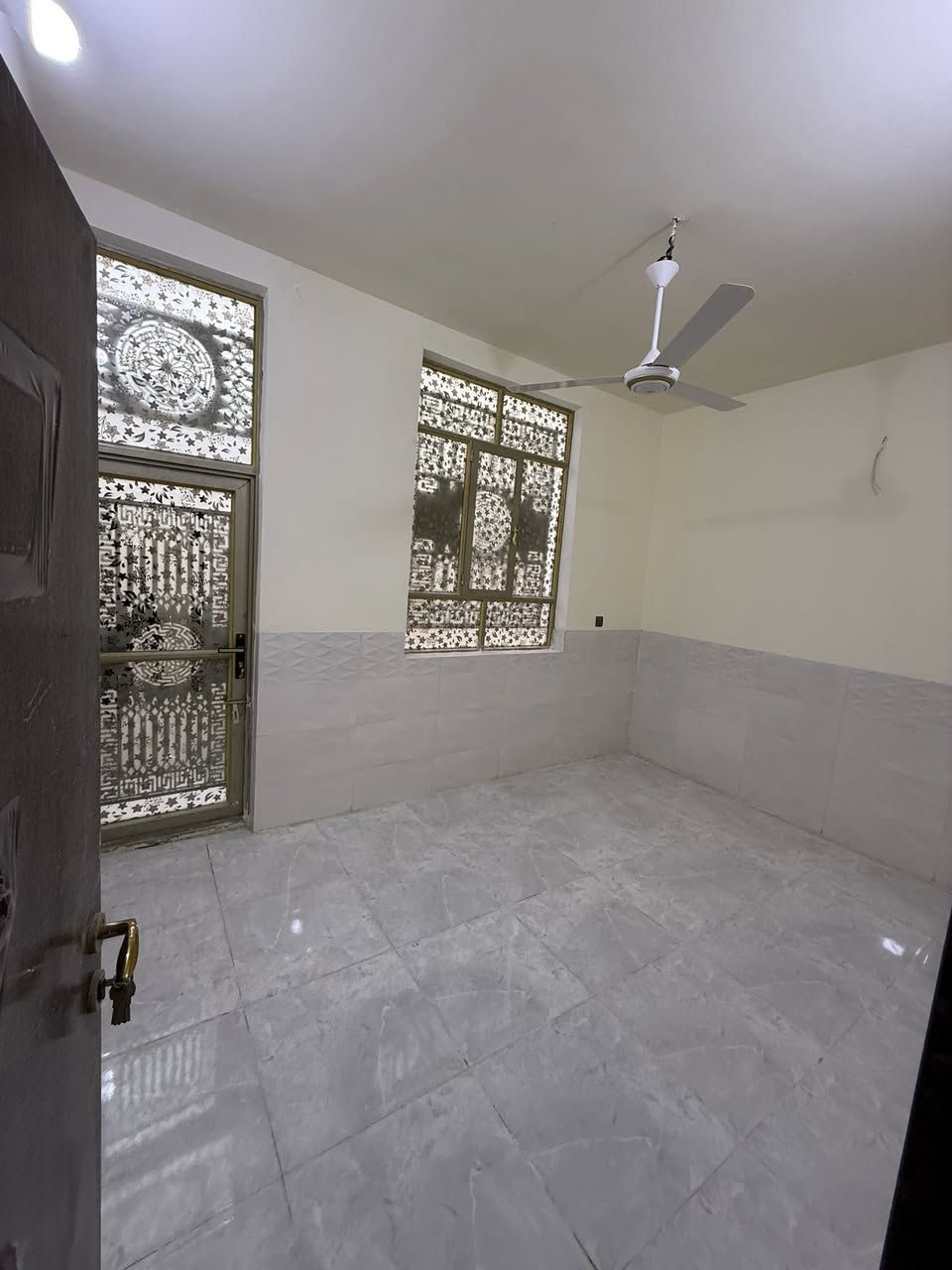 السلام عليكم
بيت للبيع المساحة ٥٠ م طابق ونص بناء حديث 
طابو زراعي سند ٢٥ إقرار محكمة 
بالجاير حي الفرات قرب أسواق برتقاله 
الاستفسار الاتصال على الرقم أو واتساب 
***********
***********
