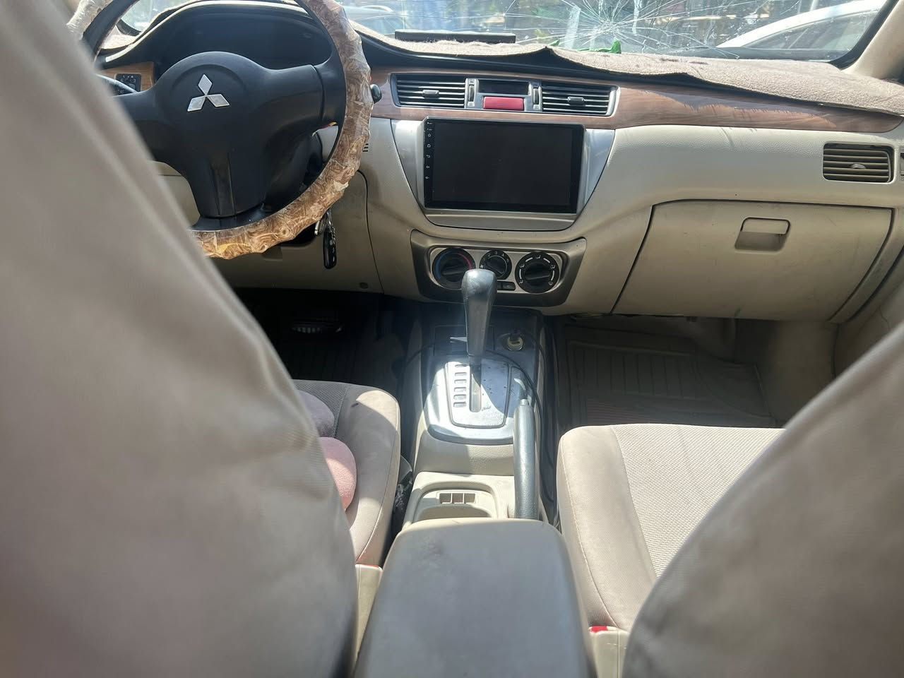 لانسر بومة  موديل ٢٠٠٩
مكينة ٢٠٠٠ 
تبريد تدفئه خير من الله 
 الاتصال *********** 
سعرها ٧٢ وبيها مجال

