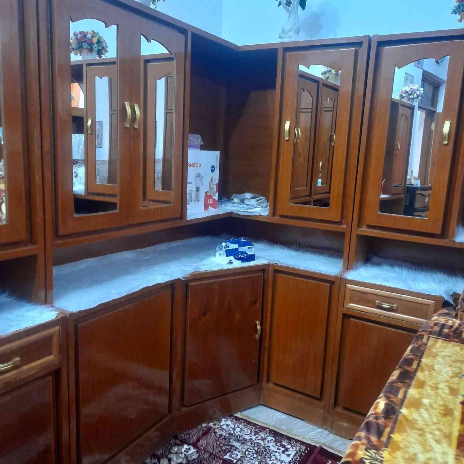 سلام. عليكم من رخصه لادمنيه ولمدير  غرفه خشاب حطاطة  للبيع السعر مليونين و 500 وبية مجال نضافه فول اي خلل مابيها مكاني الكرمه البسوده اي استفسار يرجي الاتصال عله رقم (***********
