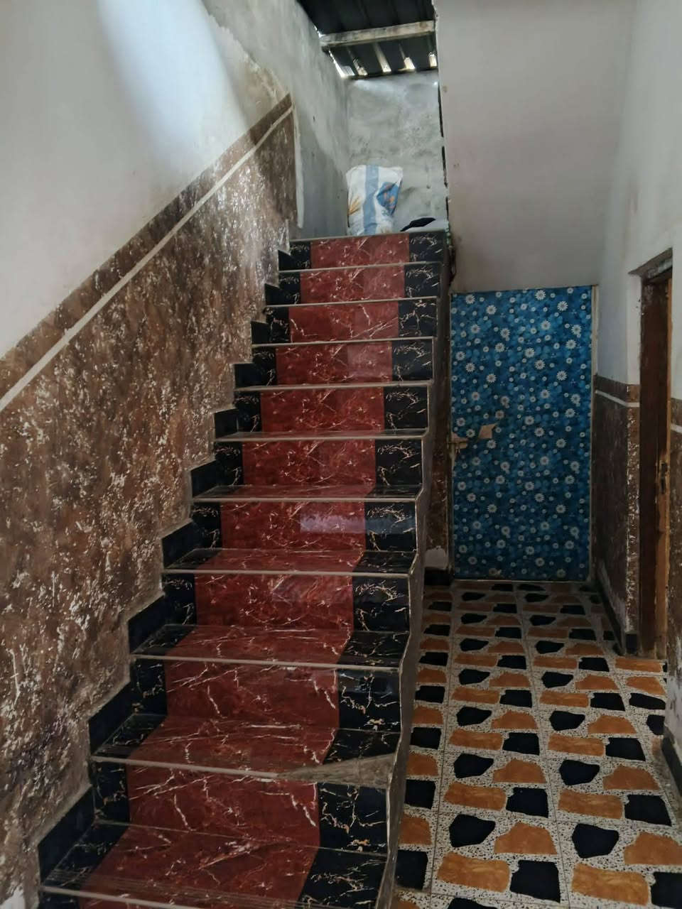 دار للبيع الحفرية مقابيل الأمام التاج.الدين  عليه السلام كاع علي الحامد السعر 70 وبي مجال للستفسار ***********
