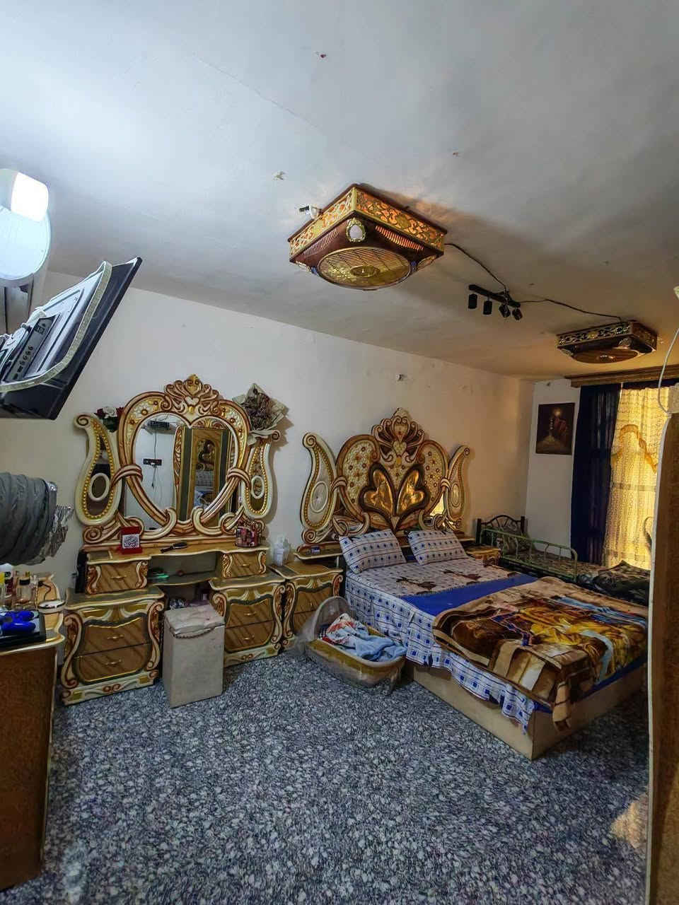 السلام عليكم بيت للبيع في شارع الطيار مساحة 200م في الطابق الارضي 2 غرف نوم وصالة واستقبال وحولي وصحيات و مطبخ وصحيات خارجية وفي الطابق الاول غرفة نوم كبيرة ومخزن رقم البيت 5511 سعر 110  وبي مجال للستفسار  ***********
