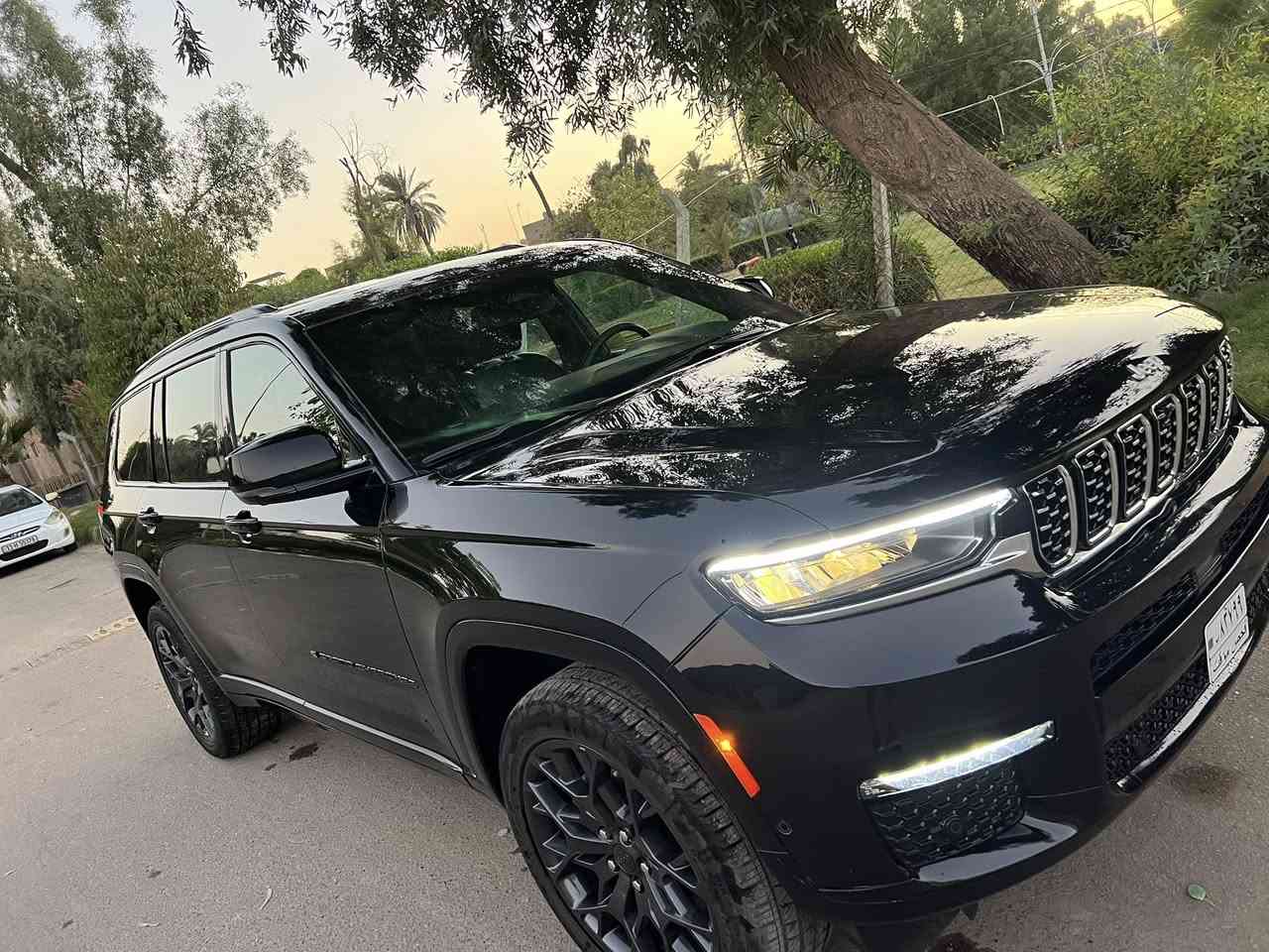 اعلى مواصفات واعلى فئة بل جيب كراند شيروكي سومت 1/1
موديل 2024

المحرك : V6. 3.6L .

العداد 5000 mi 

مقاعد 7 راكب 

رقم : بدون رقم

لون : اسود

فول موصفات اعلى شيء 1/1 

دفع رباعي 4x4

  نظام تعليق هوائي (جكات).

  قيادة ذاتية عند المنعطفات.

  رادار امامي مع مانع تصادم .

  .

  تحذير الخروج عن المسار .

  مستشعر نوم السائق مع نظام التوقف الآلي

  تحذير النقطة عمياء ٥ .

  نظام تحذير عند التقاطعات.

  نظام تحذير عند تجاوز السرعة المحددة.

  

‏

  نظام تقليل الضجيح داخل المقصورة.

  إنارة محيطية.

  شاحن موبايل وايرلس.

  تعديل وضعيات مقود السائق كهربائيا.

  مرايا تعتيم ذاتي.

  المرايا الجانبية قابلة للطي كهربائيا

مرايا الجانبية فاد

ظام الصوت من ماكنتوش مع 19 سماعة.

ويل قياس 21 انج .

* سقف بانوراما .

  شاشه كبيرة 10.1 انج .

  شاشة للراكب الأمامي .

  نظام الخرائط (GPS) .

  عرض خرائط الطريق على لوحة القيادة.

  لوحة القيادة بقياس 12 أنج.

  4 كاميرات خارجية مع بخاخات ماء للتنظيف.

 

  

  المصابيح الأمامية زنون .

  كشافات الضباب زنون .

  دخول ذكي.

  بصمة على 5 ابواب للدخول الذكي.

  تشغيل عن بعد .

  الصندوق الخلفيي كهربائي .

  فتح الصندوق الخلفي مع حركة القدم.

أقل

 

  اضافات من الخشب الطبيعي للمقصورة الداخلية.

  ذاكرة لحفظ وضعيات الجلوس للمقاعد الأمامية

  مساج للمقاعد الامامية .

  المقاعد الأمامية كهربائية .

  المقاعد الأمامية تبريد وتدفئة .

  المقاعد الخلفية تدفئة وتبريد .

  ستائر للشبابيك الخلفية.

  انارة داخلية LED متعددة الالوان .

  حساسات امامية وخلفية .

  7 راكب.

  مكيف خلفي مع وحدة تحكم منفصلة .

  تدفئة مقود القيادة.

  مانع تصادم خلفي .

  بلوتوث تلفون .

  محدد سرعة .

  نظام التشغيل والاطفاء الاوتوماتيكي 

  مكيف خلفي مع وحدة تحكم منفصلة .

  تدفئة مقود القيادة.

  مانع تصادم خلفي .

  بلوتوث تلفون .

  محدد سرعة .

  نظام التشغيل والاطفاء الاوتوماتيكي .

  نظام بريك اوتماتيكي

وبعد هواي مواصفات ما مذكورة . 

حادثها  بنيد وجاملغ امامبي نفس لون ابلادي  بدون دواخل  وصبغ جاملغ خلفي صبغ

رقم صاحب السيارة 

***********

السعر 28000$بدون لوحات
