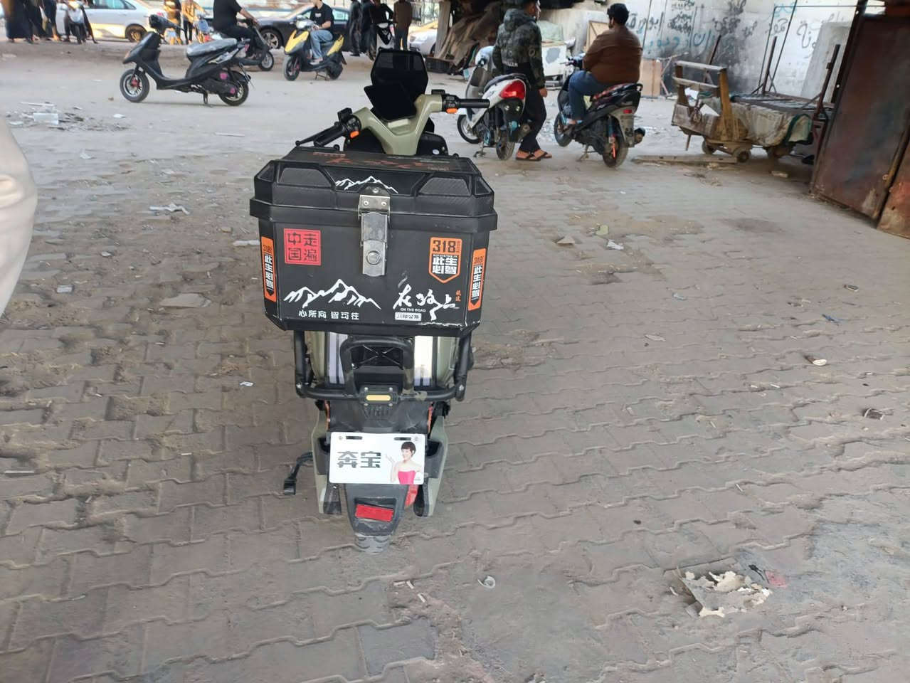 السلام عليكم دراجه للبيع شحن دراجه جديده صارله 4اشهر من اشتريتها 
مكاني ناصريه مركز. السعر مليون  للاتصال /***********
