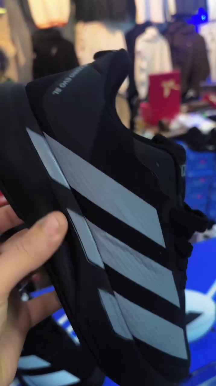 #ازياء_الاسقر 
توفرت لدينا حذاء #Adidas  ضبان فايلون 
متوفر بثلاث الوان مميزه 
متوفر المقاسات 40.41.42.43.44
ملاحظه بسيطه المبيع فقط ضمن المحل لا يتوفر لدينا شحن للولايات التركيه 
‏تابع قناة ازياء الاشقر في واتساب: https://whatsapp.com/channel/0029Vb6y4tUCsU9GKzFrMt0u
يمكنك التواصل معنا على هذه الارقام 👇👇
https://wa.me/905523344877

https://wa.me/905537842593
@إشارة


**إذا كنت صاحب هذا الإعلان وتريد حذفه لأي سبب، رجاءا أرسل رسالة إلى الدعم الفني**