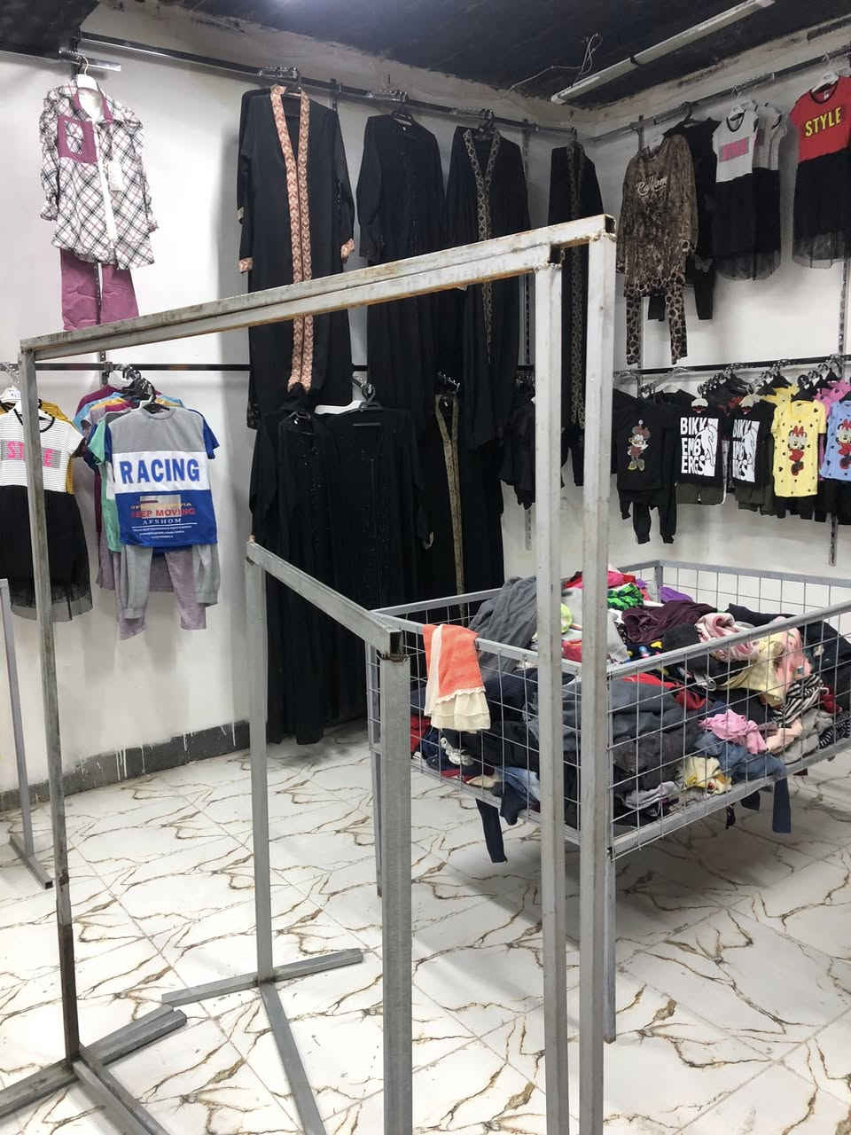 محل كامل شلعة للبيع قيم بلي يرضي الله واخذه رقمي ***********مكان كركوك
