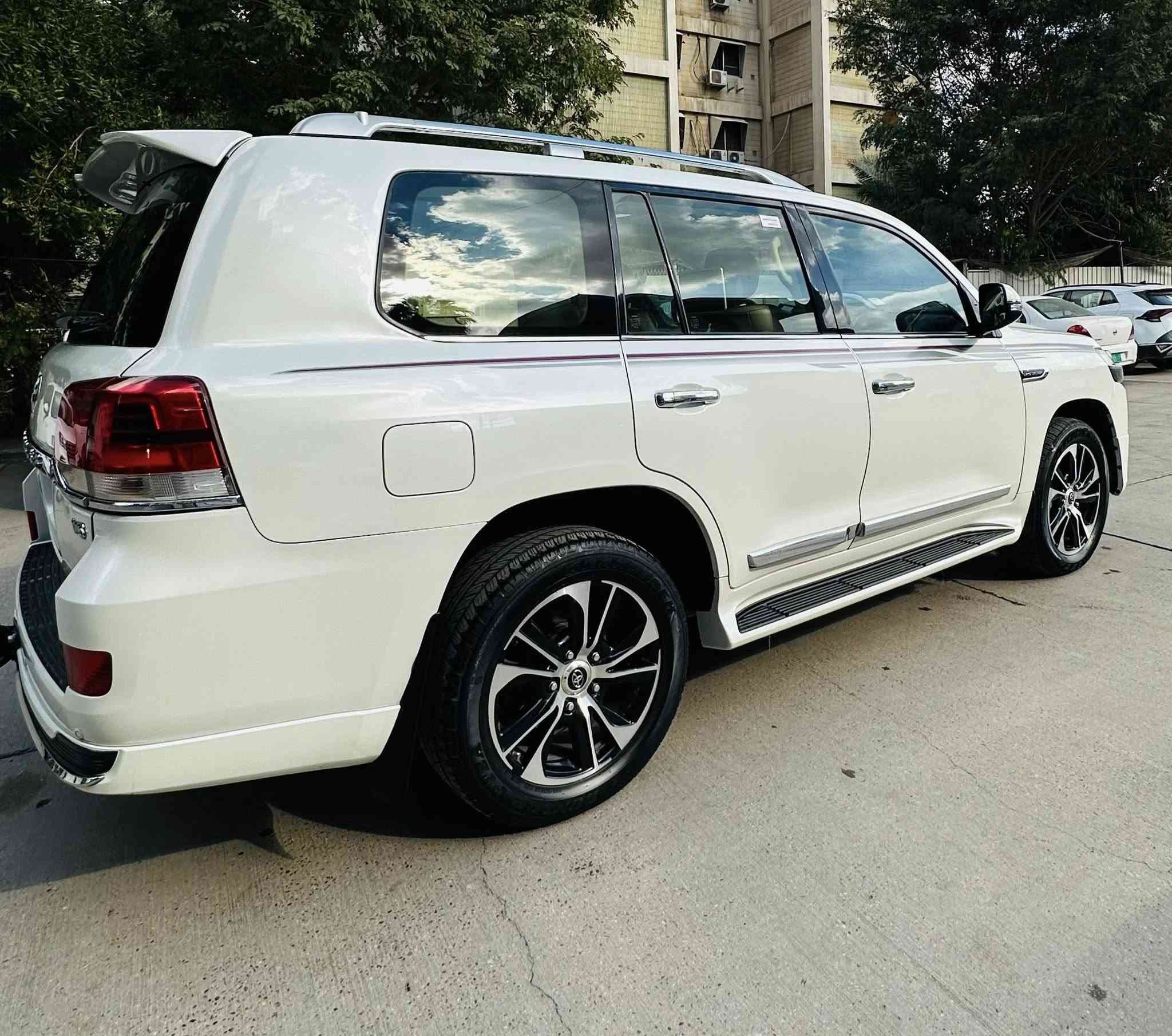 سلام عليكم لاندكروز 2021 بريم سياره فول مواصفاته سياره جديده جدا وكل نقص مابيه بيه صبغ قطعتين فقط بدون حادث وسونار بل منشور مواصفاته كشنات جلد كشنات كهرباء بصمه تشغيل بصمه ابواب فتحه سقف  محرك 6 سلندر 4000تشغيل عن بعد جنطه كهرباء مري شفط كامره خلفي امامي حساسات خلفي امامي تحكم ستيرن جهتين فور ويل انضمه قياده 3 قطع تبريد وبعد بيه هواي مواصفات رقم بغداد جديد مكاني بغداد سعر 50،000$ يعني 5 شدات  وبيه مجال بسيط رقمي ***********
