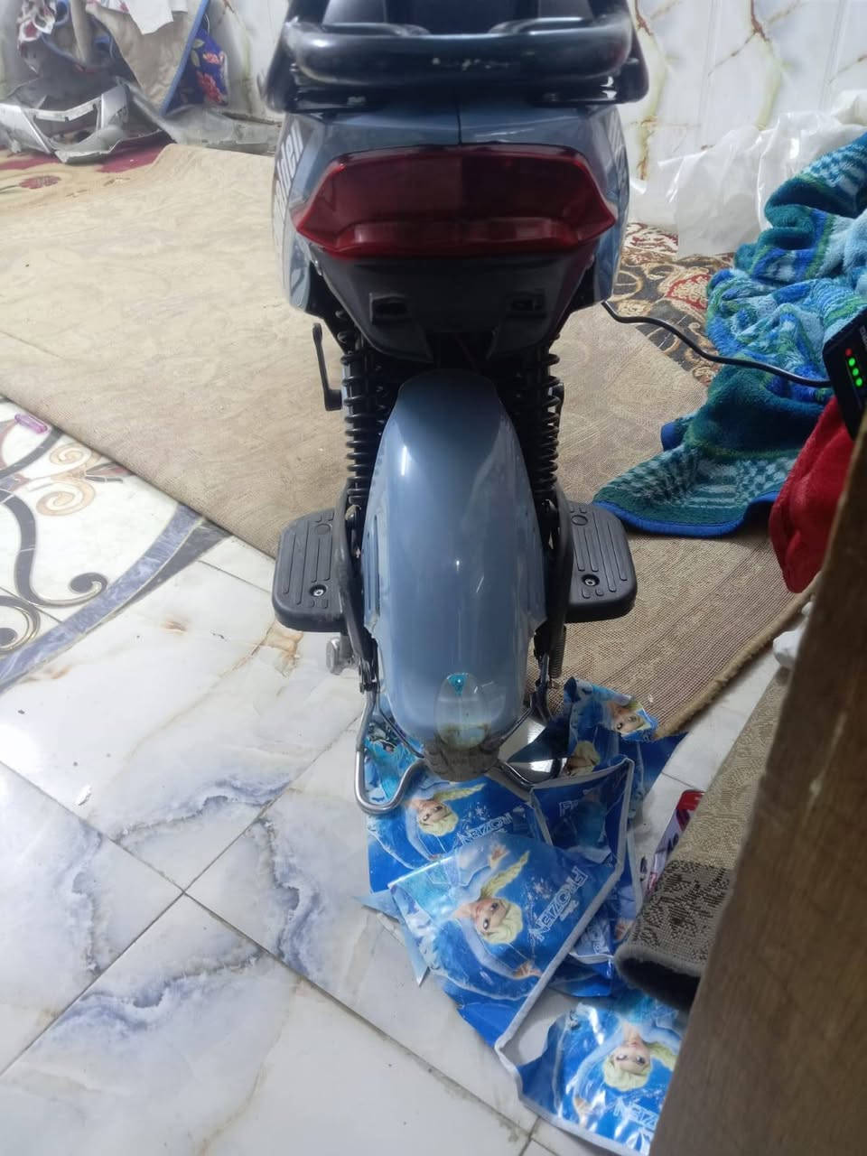 سلام عليكم دراجه شحن 3نمر دراجه جديدة صار 15يوم من ماخضهه سعر 250عنوان مدينه الصدر  موبايل ***********
