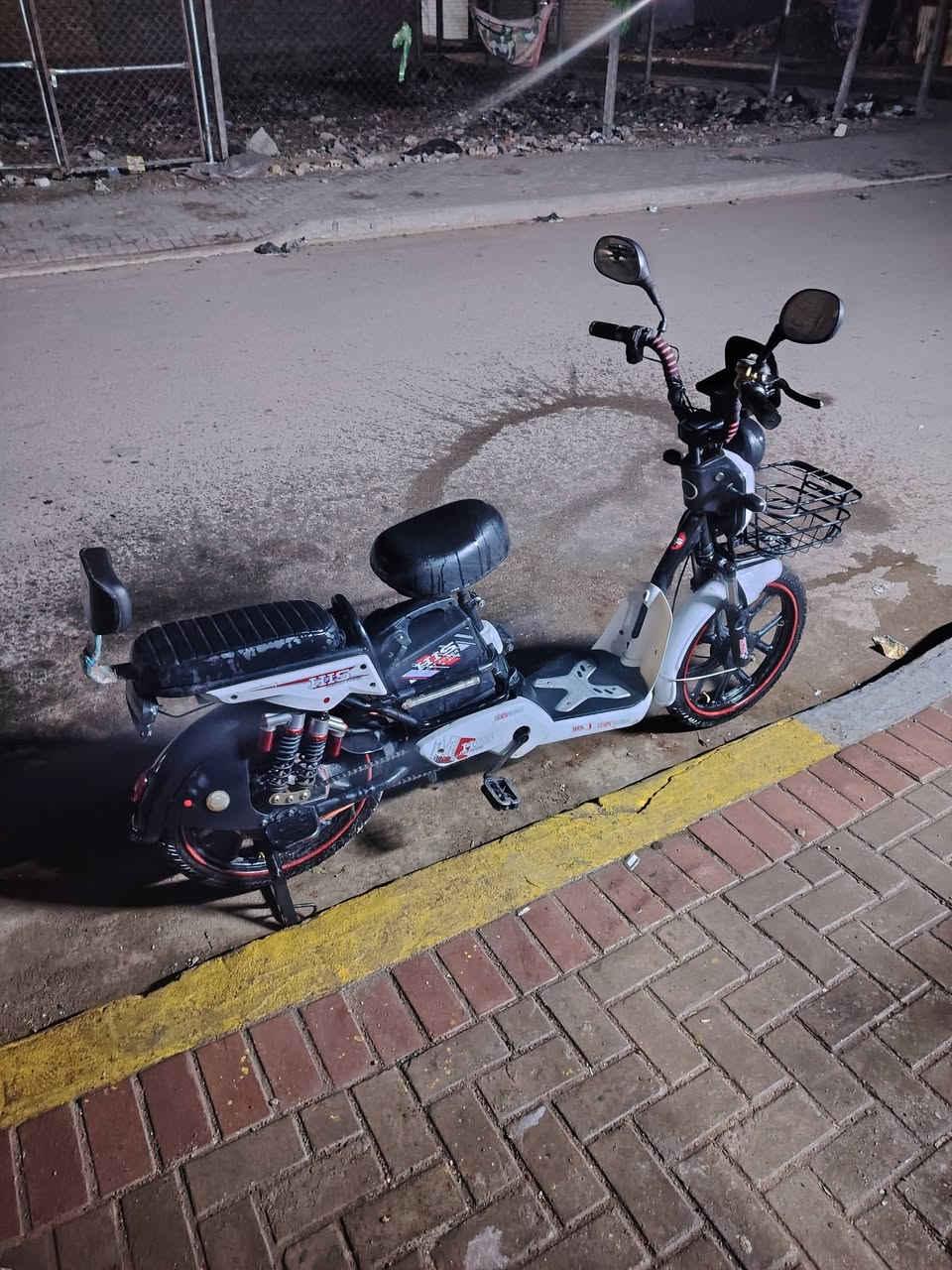 سلام عليكم دراجة للبيع شحن كاملاة مابيها اينقص كاملة ويها شاحنتها باتريات جدد شراي يتصل وبخدمتة ***********

