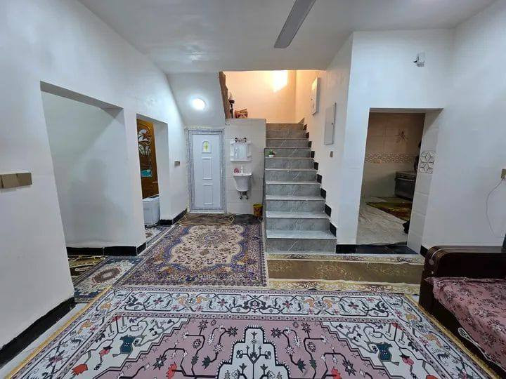 سلام عليكم يوجد دار للبيع مساحته ٢٠٠ م سعر ٤٧ مليون على طريق ابو جاسم يبعد عن الشارع ٨٠ متر ***********
