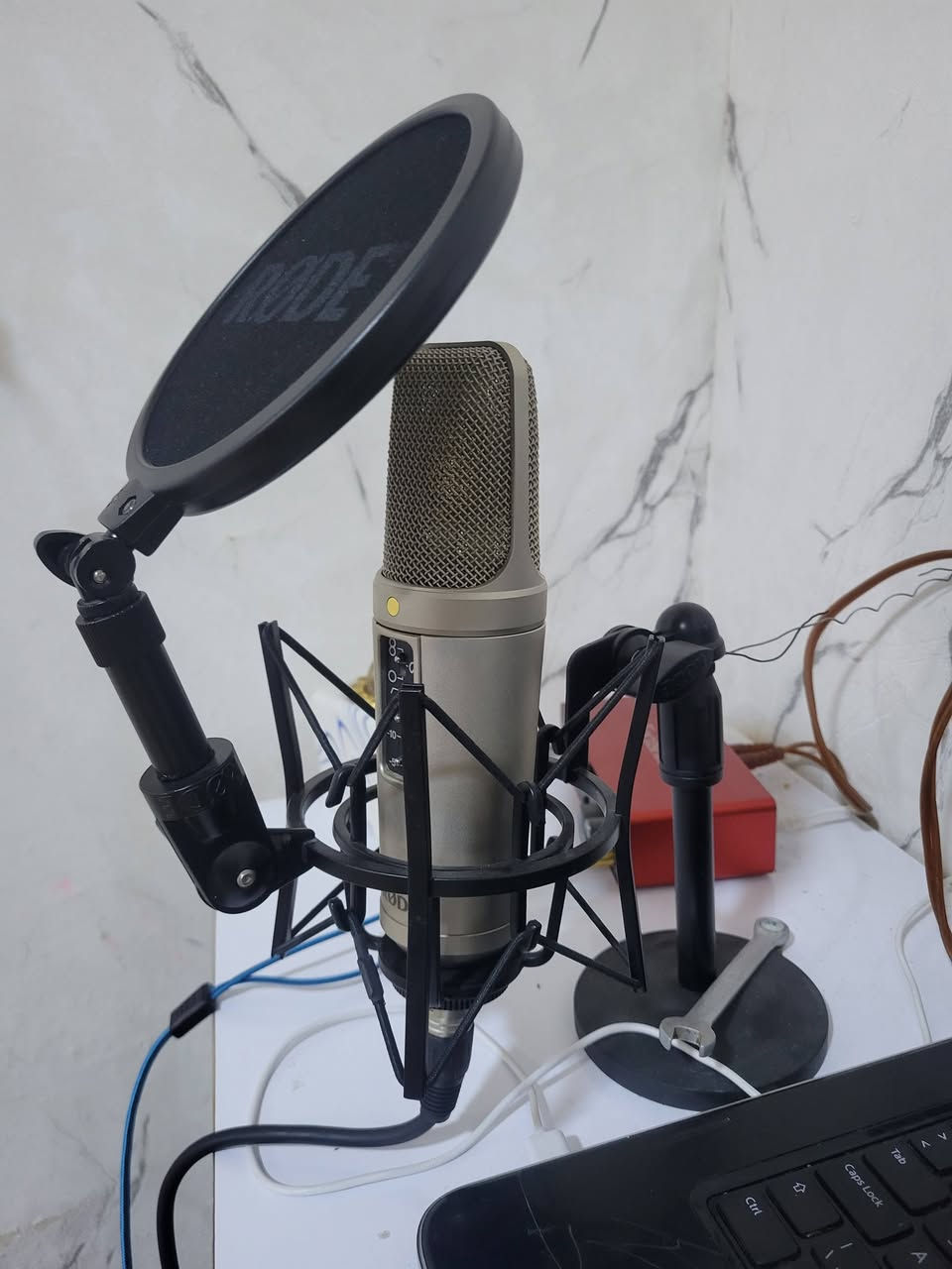 للبيع مايك rode nt2a 
للبيع كرت صوت focusrite 2i2 الجيل الثالث 
***********
