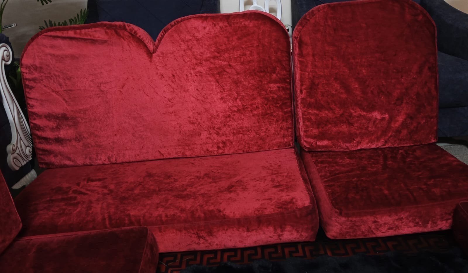 بغداد/ عرصات الهندية 
تخم ديوان أرضي لون ماروني يكفي ل7 نفرات نظيف جدا إسفنج أصلي وخفيف الوزن