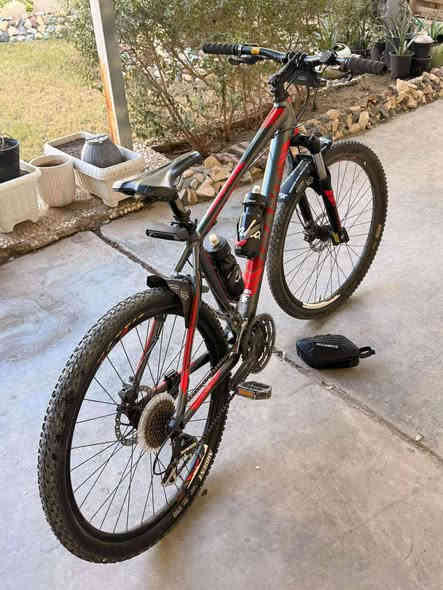 GIAYNT للبيع 
الباسكل بالكامل بلاد 
#تايرات_شركة_ماكسز_MAXXIS
#_لايت_اصلي_مزدوج_عالي_ناصي . #_باك_لايت_اصلي_ليزري.  #مطاره_عدد_2_من_شركة_راڤا_الاصليه. #_عداد_سرعة_كيلوا_متر
#وستاند_عداد 
واقيات fox
Sistem Shimano ALtus بدلات 
 Shimano Aceraالعقرب
بريكات دهن ماركة 
 كامل مكمل
السعر 480 الف والشراي يدلل
مكاني النجف الاشرف رقم الولد   ***********
