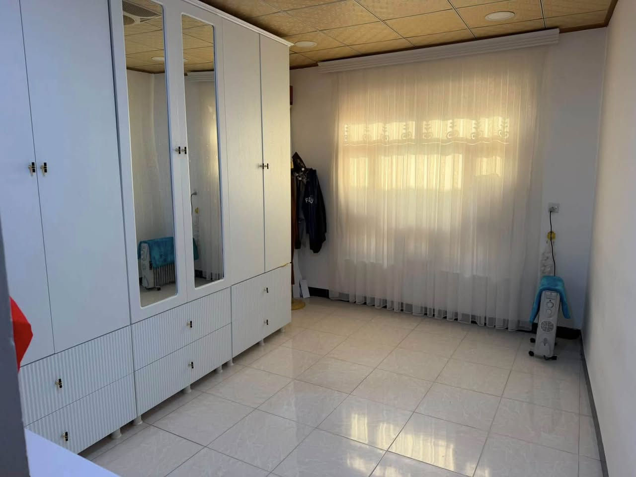 سلام وعليكم 

🏠🏡بيت للبيع مساحة 162م واجه 9ونزال 18 في ((تولةفروش)) قرب جامع رحمان  
🏠🏡بناء حديث وفول 
طابق واحد وبيتونه فوك 
🏡سعره 65مليون وبي مجال للاستفسار اتصل على ***********
