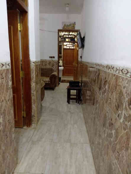 مشتمل مساحته 100م  الواجهه 5م والنزال 20م في الفلاحية حي الجامعة قرب أسواق فدك يبعد عن شارع 30 فرعين طابق ونص الأول متكون من غرفه وهول واستقبال ومطبخ وصحيات والطابق الثاني غرفه وهول وصحيات وسطحين ومجموعه صحيات خارجيه بناء حديث كافة الخدمات متوفره 
***********  .
