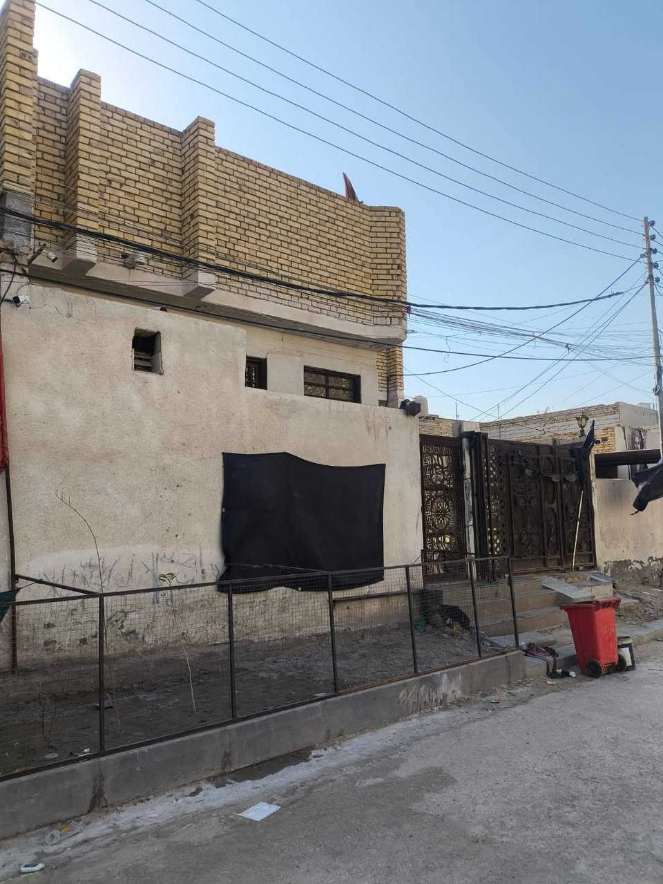 بيت لبيع تضحيه شارع العياده 
مساحه البيت 200 متر قرب مدرسه قبضه الهدى بناء جديد 2023  رقم  البيت مطلوب للاسكان تريد تشتري هوه واسكانه تريد صاحب الدار يسدد السكان  استفسار على الرقم ***********

