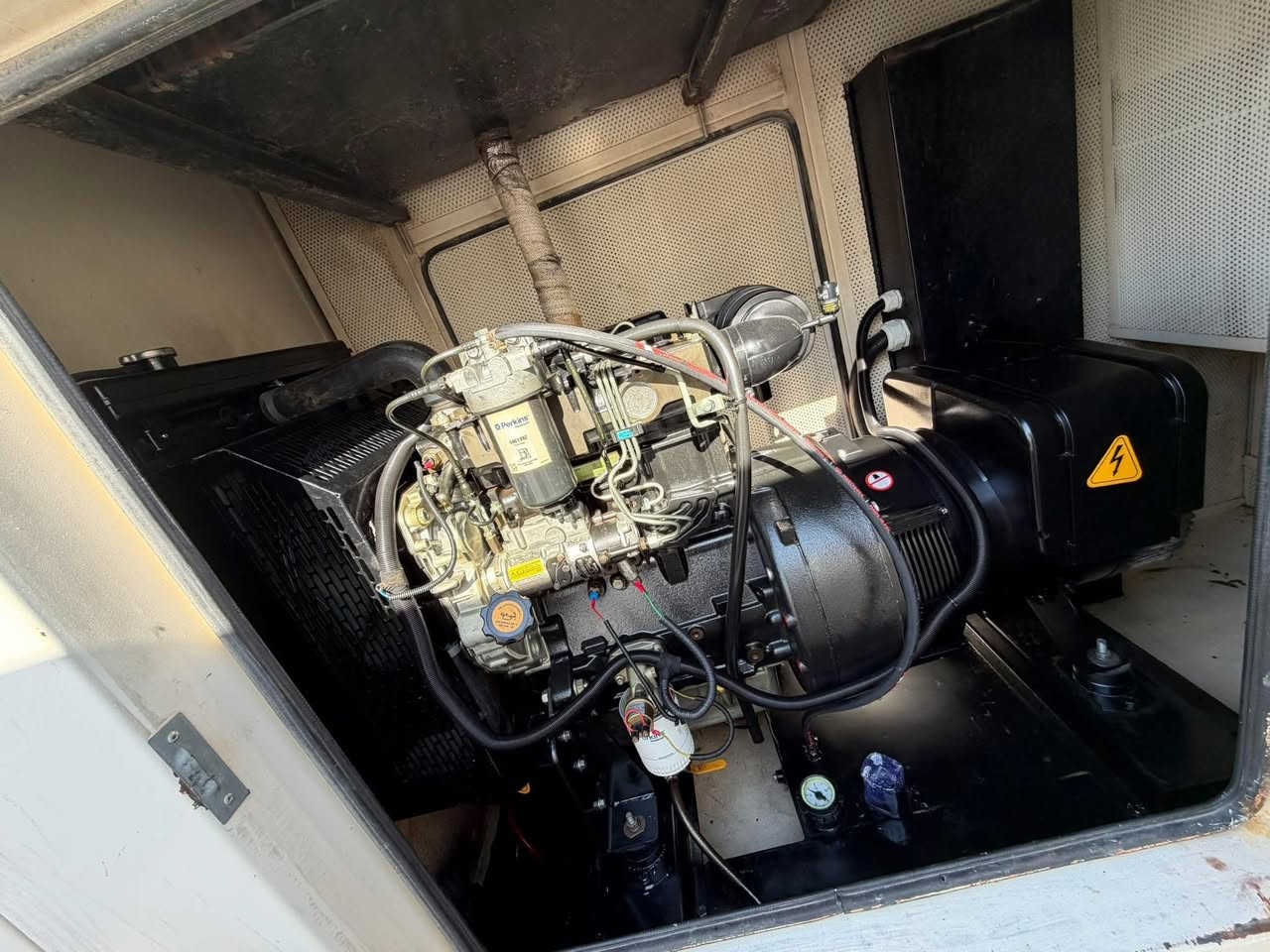 السلام عليكم
للبيع مولد نوع بيركنز انكليزي اصلي كاتم ١٠٠٪؜
محرك ٣ بستم ١٠٥ملم حديث فيت بم ميكانيكي 
توليد لوري سومر فرنسي بلادي حديث ٣٥كيفي
عدد ساعات التشغيل ٢٧٤ ساعة فقط يعني زيرو
برودكشن نوع ديبسي الاصليفول اوتوماتيك 
المولد بحالة الوكالة مكفول برغي ما مفتوح بي
شرط الحمل لا بخار ولا تنقيص فول فول نضافة
العنوان//بابل-متوفر توصيل 🚚 الى جميع المحافظات 
للأستفسار//***********
