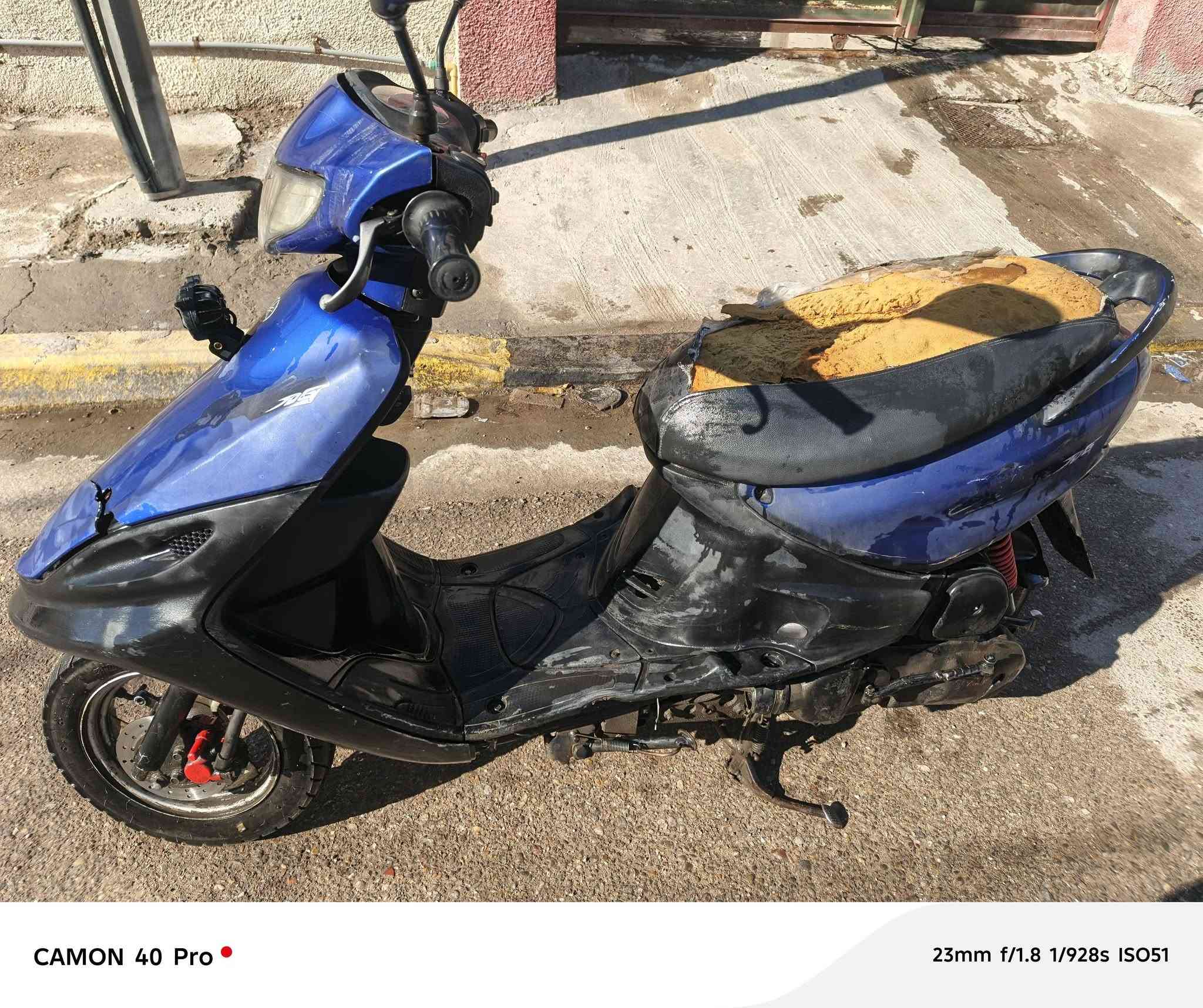 السلام عليكم دراجة ماكس قجمة للبيع نكرة سلف هندر محرك نضيف برغي ممفتوح الكشر كدامكم  سعرها 250 عنواني بغداد الغزالية ***********
