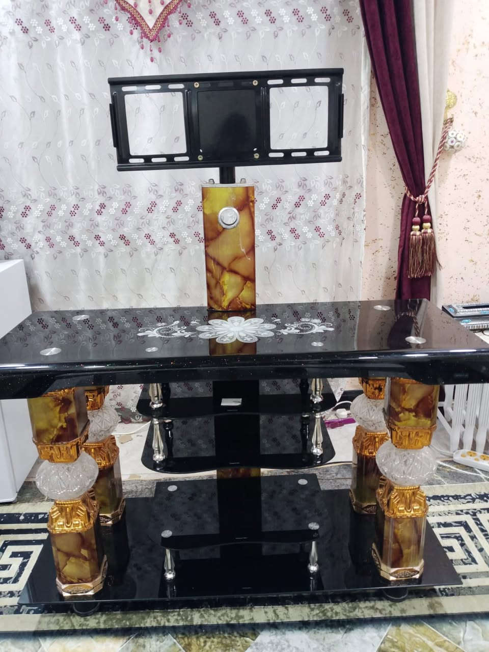 ميز بلازمه السعر 75 الف وبيه مجال العنوان الصالحيه شارع اللؤاء   ***********
