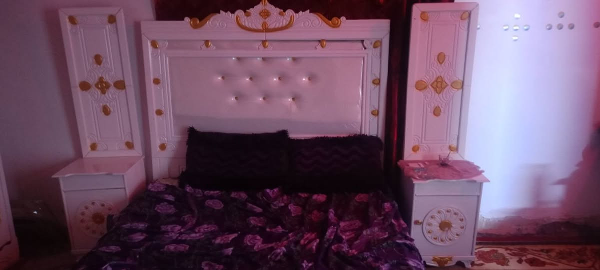 سلام عليكم غرفه نوم للبيع جديده صارلها 20يوم من شديتها  بعدهي بچيس مكاني كوت  للاستفسار الاتصال  *********** 
واتساب ***********
