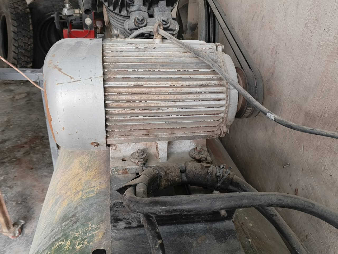 للبيع
***********//***********
المكان بغداد التاجي قرية عواد الحسين 
للبيع محل كامل فقط ما ابيع مفرد
ماطور 10حصان 3فيز
هي وملحقاتها صواندات هواء دريل فتح براغي دبل بشارة 
وديل جديد ما مستخدم دبل بشارة 7لقم 
مشحمه مستعمل جديد عدد2
ماطور 7ونص حصان 3فيز شغال 
دريل صغير مستخدم شغال
ماطور حف جوب شغال
كاوية ركع انكليزية الصنع شغالة
مشحمه يدوية مستخدمه شغالة هيدروليك وسيوييل
مبردات عدد2شغالات 
رف 4متر 5خانات 
دهن سي اويل 11جلكان 20لتر عراقي 
دهن لوريات اسد الخليج ع1
فلاتر دهن وكاز وبانزين انواع السيارات وانواع الاحجام 
محكان دهن عدد5
براميل فارغ عدد4
برميل كريز خفيف حراري اخضر عراقي عدد1
لوكر عدد6ابواب 
جكات عدد3مال لوريات معدات ثقيلة 
جاكوج عدد 2كبير 
تايلبر عدد4مستعمل و3جديد 
خالعه تايرات لوريات 1
خالعات 5قطع مال ويل قطع 
سباين ومفاتح انواع وفاتيح دهن ايضا 
مسدسات كاز عدد 2
جك صغير عدد1
