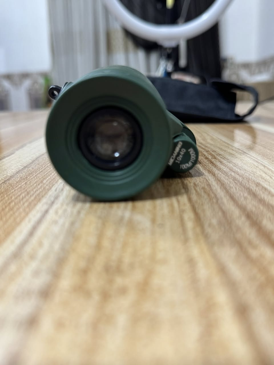 تلسكوب أحادي العدسة (Monocular) محمول، ومناسب لمشاهدة الطيور، الصيد، والتخييم.
التكبير: يتميز بقدرة تكبير تصل إلى 12 مرة مع عدسة شيئية بقطر 50 ملم لتفاصيل واضحة. 
المميزات البصرية: يستخدم منشورات BAK4 وعدسات مطلية بالكامل (FMC) لضمان نفاذية ضوء عالية وصورة ساطعة. 
التصميم: هيكل متين مطاطي مقاوم للانزلاق والصدمات، وخفيف الوزن يسهل حمله في الجيب أو حقيبة الظهر. 
الملحقات: يأتي غالباً مع حقيبة حمل واقية، وقد يتضمن حامل للهاتف الذكي وحامل ثلاثي القوائم.
قيم وبالعافية


**إذا كنت صاحب هذا الإعلان وتريد حذفه لأي سبب، رجاءا أرسل رسالة إلى الدعم الفني**