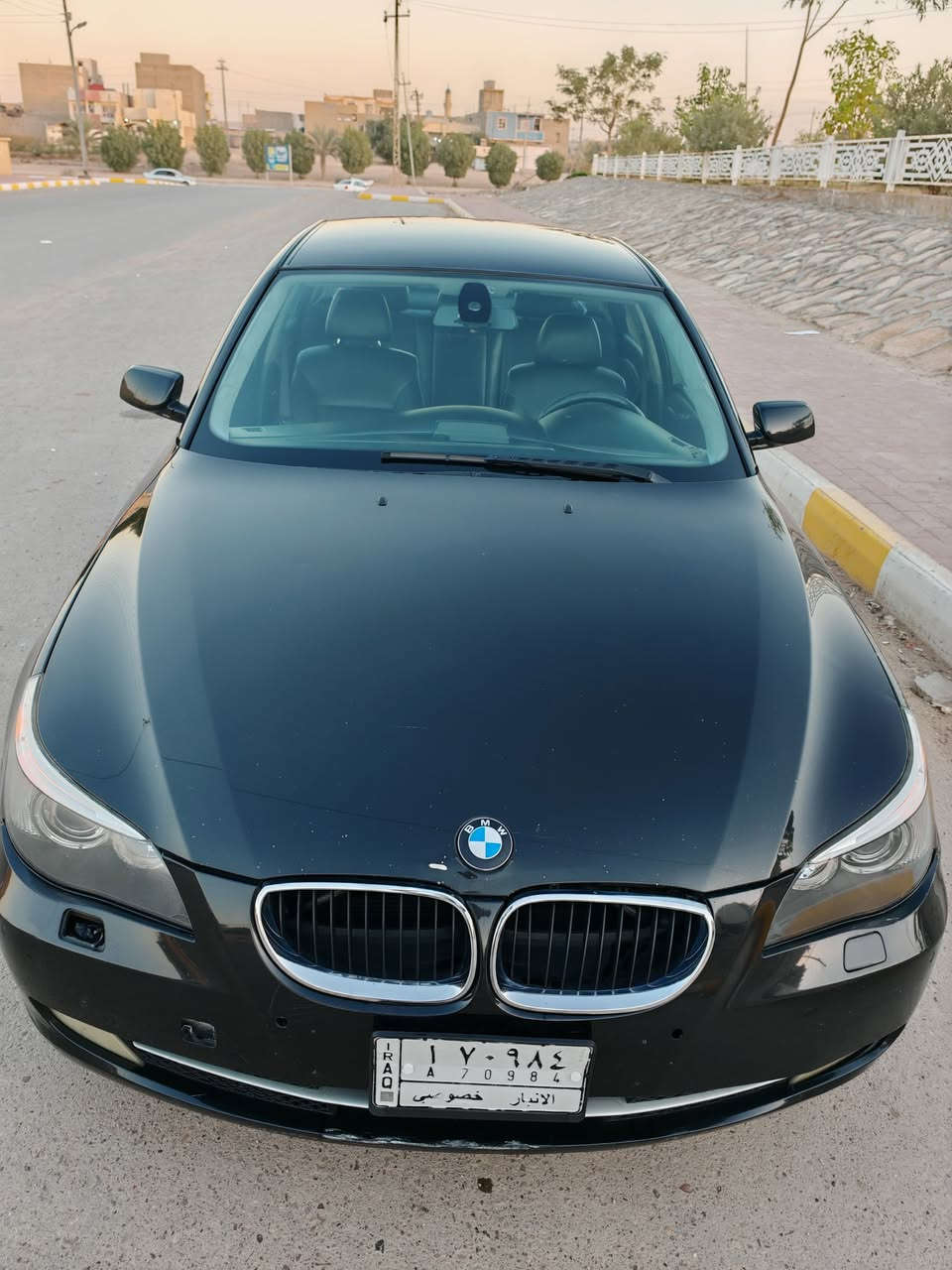 للبيع BMW 525i موديل 2005 (E60) — 
بسعر تنافسي جدًا لأن البيع لغرض السفر.

🧾 السيارة باسمي وما عليها أي مشاكل مرورية
⏳ عندي السيارة من 13 سنة (يعني أعرفها شبر شبر ومُحافظ عليها)
✅ النظافة والحالة
بدون حادث
بدون صبغ نهائيًا ما عدا الدعامية الأمامية والخلفية
داخل جلد أسود بحالة ممتازة
تبريد ممتاز (ماكو مشاكل حرارة)
⭐ المواصفات
iDrive شاشة أصلية مع ماوس + نظام صوت هارمن كاردن الأصلي
لايت زينون بلادي
حساسات أمامية وخلفية
مثبّت سرعة
بلادي ويل 18
قير أوتوماتيك مع وضعيات القيادة (D / S) “عادي + رياضي”
⚠️ ملاحظات بشفافية (حتى تكون الصورة واضحة) — والسعر محسوب عليها
تسريب دهن من المحرك (تنقص دهن بسبب التسريب)
أحيانًا أثناء المشي يصير تذبذب/خربطة بالـ RPM
شخوط بسيطة بالكشر الخارجي تحتاج بوليش وترتيب
جوزة قفل باب السائق بيها خلل وتحتاج تبديل
مكينة جام باب الصدر لا تعمل
البردة الخلفية كهربائية لكنها تحتاج صيانة
الشاشة الوسطية أحيانًا مع الشمس تخربط وقد تحتاج تبديل
💰 السعر: 80 ورقة  
السيارة نظيفة ومواصفاتها كاملة عدا الفتحة… والملاحظات مذكورة بوضوح حتى يكون التعامل سريع وواضح للجادين.                                                                                           
📍 الموقع: الأنبار – الرمادي
📌 الممشى: 250 ألف كم
📞 للتواصل: ***********
