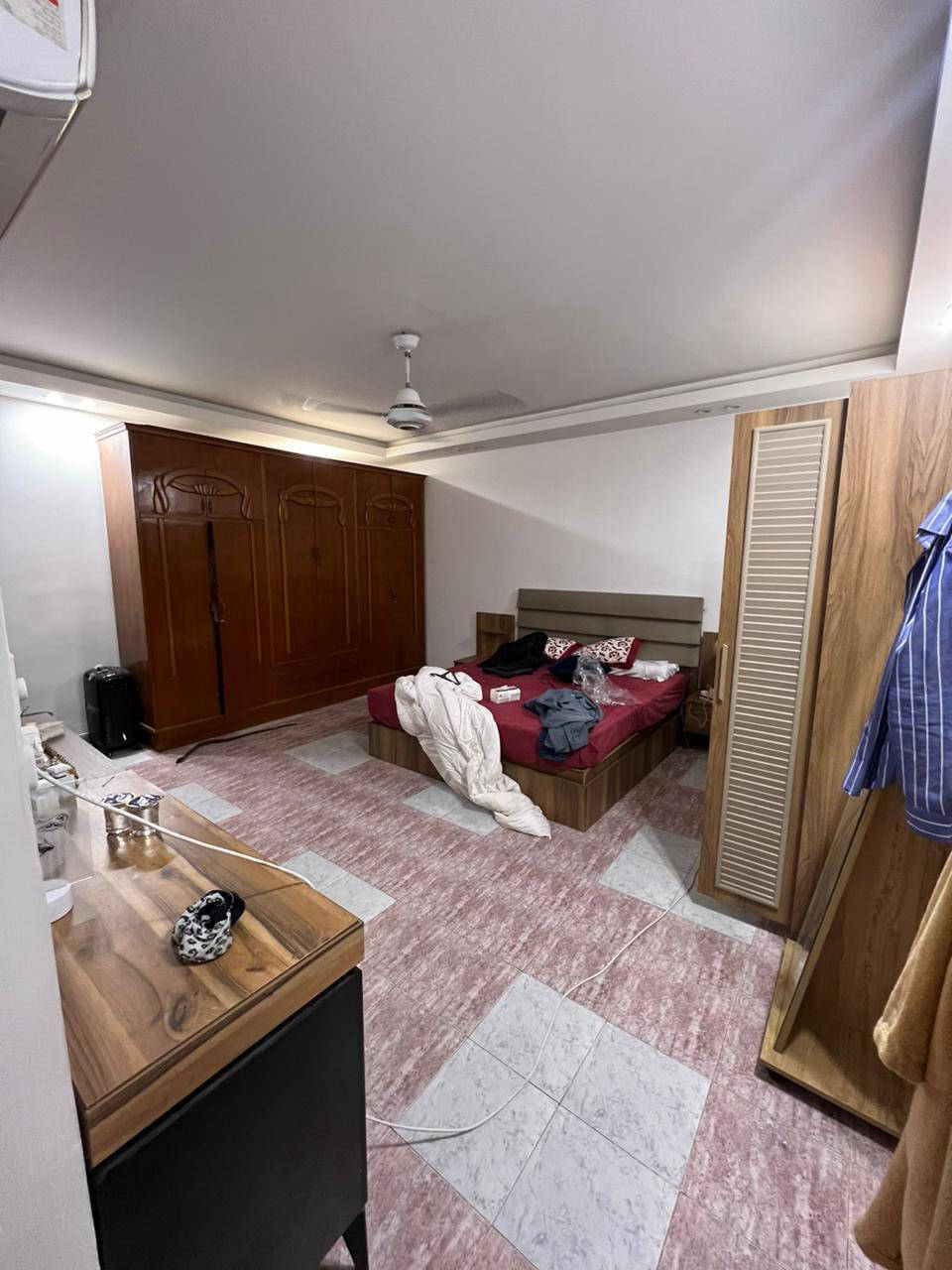 عقار للبيع 🏠
الموقع : حي الحسين / ضباط الملحانية موقع مميز قرب الشارع العام 
المساحة ٣٠٠ متر 
الواجهه ١٥ نزال ٢٠ 
يحتوي على :
٥ غرف نوم كبيرة (سويت)
مطبخ حار بارد 
صالة 
حولي 
استقبال 
٢ (لوندري) 
حديقة داخلية واسعة 
بناء حديث (٢٠٢١)
للاستفسار الاتصال:
 ***********
***********
واتساب
