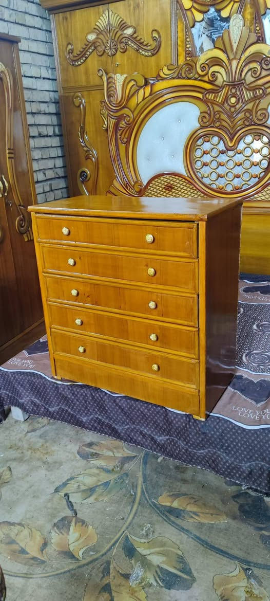 ميز مجرات نظيف سعره ٣٠ قفل نهايته من لخير متواجد علخاص اكو توصيل رقمي ***********ابو جود يدات جدد صبغ تلميع جديد
