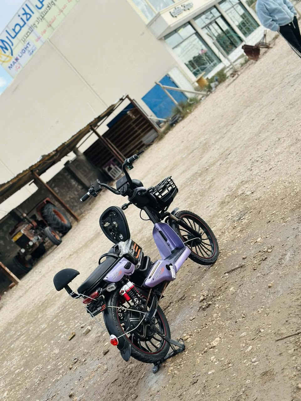 السلام عليكم بايسكل شحن لبيع مديل 2024مكفول من اي تصليح 4بطاريات كلوب لد بصمه تشغيل عن بعد نضيف كلش شاشه السعر 550وبي مجال حك الجيه فقط مكان كربلاء الحسينيه عطيشي والرقم ***********
