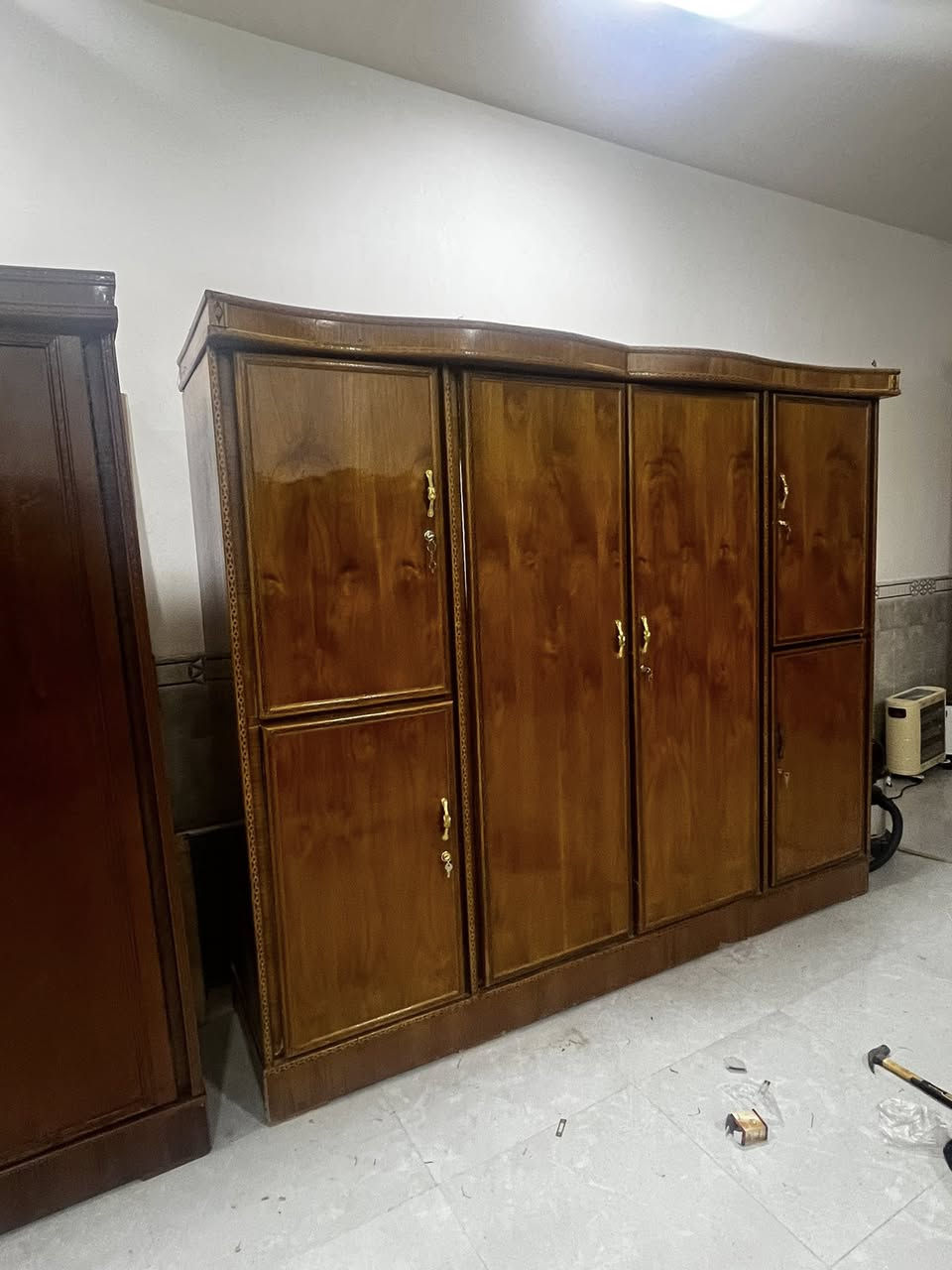 كنتور 4 ابواب السعر 200 وبي مجال 
كنتور 3 ابواب السعر 170 وبي مجال للاستفسار واتساب على الرقم ***********
