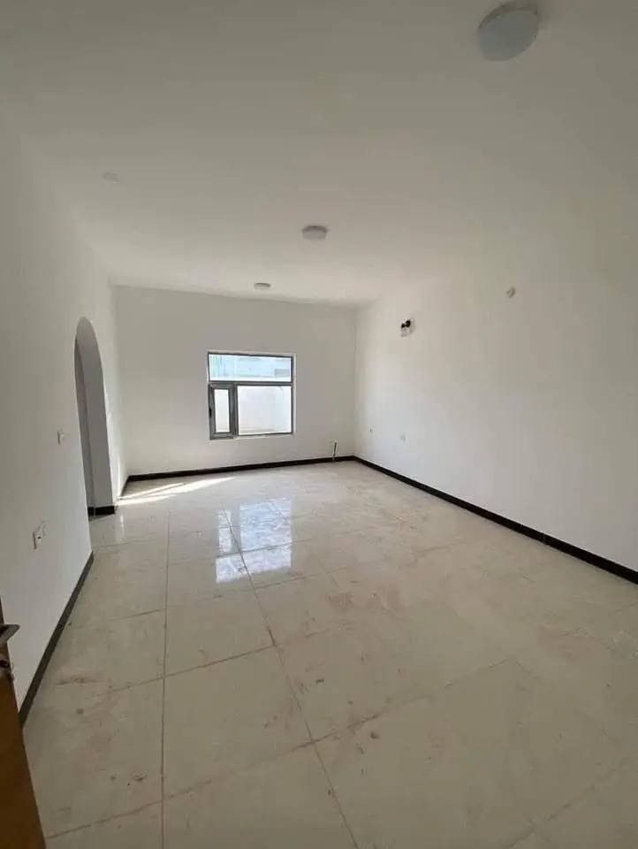 سارع بالشراء بسعر جداً مناسب 
دار للبيع 200م مربع أول #مجمع_ألاميرات2
غرفتين استقبال موزع صغير
 حمامات2 مطبخ كراج حديقة 
 مكان جداً راقي
 يباع نقد 
***********
