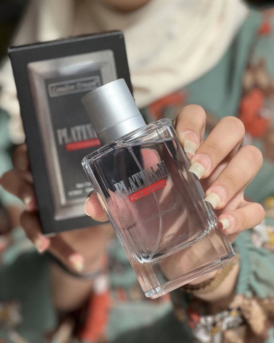 🔥 عطر لندن دريم بلاتينيوم بور هوم الاصلي الاماراتي🇦🇪💯 (London Dream Platinum Pour Homme) هو عطر رجالي بتركيز ماء عطر (Eau de Parfum) مصمم ليمنح إحساساً بالفخامة والرجولة. يأتي العطر في زجاجة بحجم 100 مل، ويتميز بكونه فوّاحاً ويدوم طويلاً. عطر رجالي فاخر يجمع النظافة، الفخامة، والرجولة في زجاجة واحدة 💎

إذا تحب العطور الكلاسيكية النظيفة اللي تفرض حضورك بدون إزعاج…
هذا العطر معمول إلك 👌
✨ فوحان يلفت الانتباه
✨ ثبات طويل يرافقك طول اليوم
✨ رائحة راقية تناسب كل الأعمار
✨ مثالي للدوام، الطلعات، والمناسبات

افتتاحية منعشة بالأناناس والبرغموت 🍍قلب أنيق بالنعناع والهيل 🌿
وقاعدة دافئة فخمة بالكشمير والعنبر 🤍

✅ عطر عملي – أنيق 
اختيار ذكي لكل رجل يحب يكون مرتب، نظيف، وملفت بدون مبالغة 😎
#الاصلي المنشأ الإمارات 🇦🇪💯
السعر 10الاف
🚘يوجد خدمة توصيل لجميع محافظات العراق 🚘


**إذا كنت صاحب هذا الإعلان وتريد حذفه لأي سبب، رجاءا أرسل رسالة إلى الدعم الفني**