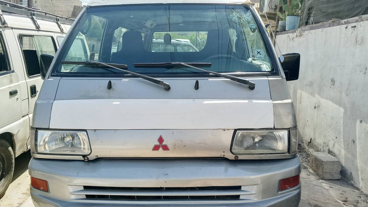 السلام عليكم
سيارة مسيوبوشي باص موديل 2002 رصاصي اللون سنوية لسنة 2031 سيارة باسمي تحويل او وكالة حدادية محرك كير اكسل كفالة تبريد شغال كهربائيات شغالة 
ما بيها نقص ايدك والشارع السعر 68ورقة بيها مجال بسيط.


**إذا كنت صاحب هذا الإعلان وتريد حذفه لأي سبب، رجاءا أرسل رسالة إلى الدعم الفني**