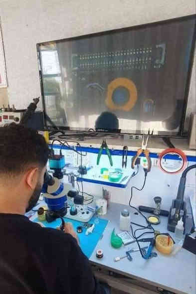 تعلن وحدة التعليم المستمر 
🔷مركز آزار 🔷.

عن إقامة دورة صيانة الموبايلات الشاملة (هاردويير + سوفتويير ) 

⭕️300 الف فقط بدلاً من 300$ وتستمر لغاية ماتتعلم وتكون مصلح سوفت وير وهارد وير  👨‍💻🤶

🛠📱📲🛑

قوموا باستغلال الفرصة واحجزوا مقعدكم قبل اغلاق الحجز ! 

♦️مدة الدورة.♦️:-
(مفتوحة- 5محاضرات اسبوعياً  ).

🌐نبذة عن دوراتنا🌐.:- 

منهاج الدورة (الهاردويير) يتضمن:
1. التعرف على أدوات و أجهزة الصيانة وكيفية استخدامها.
2. دراسة وتعريف كل القطع الالكترونية الموجودة على البورد منها الايسيات والمقاومات والمكثفات و ...
3. التعرف على الاعطال الشائعة الرئيسية والثانوية لمختلف الاجهزة.
4. فتح الاجهزة و تركيبها يدويا لكل الموديلات.
5. التعرف على كيفية "تبديل الشاشات والبلازمات لجميع الموديلات عمليا.
6. التعرف على كيفية "تبديل قواعد الشحن" عمليا.
7. حل مشاكل الشبكة وايجاد البدائل عمليا.
8. قياس المقاومات والملفات والمكثفات وكيفية تشخيص الاعطال عن طريق القياسات.
9. فحص اجزاء البورد ووظيفة كل جزء وكيفية تبديل تلك الاجزاء عمليا.
10. تبديل الايسيات بأحترافية .

أما (السوفت وير) ويشمل الاتي:
1. التعرف على بيئة السوفت وير.
2. معرفة كيفية اعطاء و تحميل السوفت وير.
3. التعرف على كيفية معالجة أعطال السوفت وير.
4. فك حماية الجيميل.
5. فك سامسونك اكاونت.
6. فتح حسابات الـ iCloud المغلقة.

عدد المحاضرات أسبوعيا = 5 (كل محاضرة / ساعتان).
محاضر الدورة : "#ازهر الغانم 

🔴عنوان التسجيل : 

البصرة الجمهورية تقاطع معهد النفط قرب الريان سنتر للألعاب 
***********
***********

🔸 يمنح المتدرب شهادة مشاركة معتمدة بعد انتهاء الدورة صادرة من نقابة العمال قسم الميكانيك 🔸

🔘علما اننا متواجدين في المركز  طيلة أيام الأسبوع الكائن في الجمهورية من الساعه ال٩صباحا الى ال٩ مساءآ 🔹

🔻 لاجراء اي استفسار و معرفة المزيد من المعلومات يرجى مراسلتنا على الصفحة 📩. البصرة
