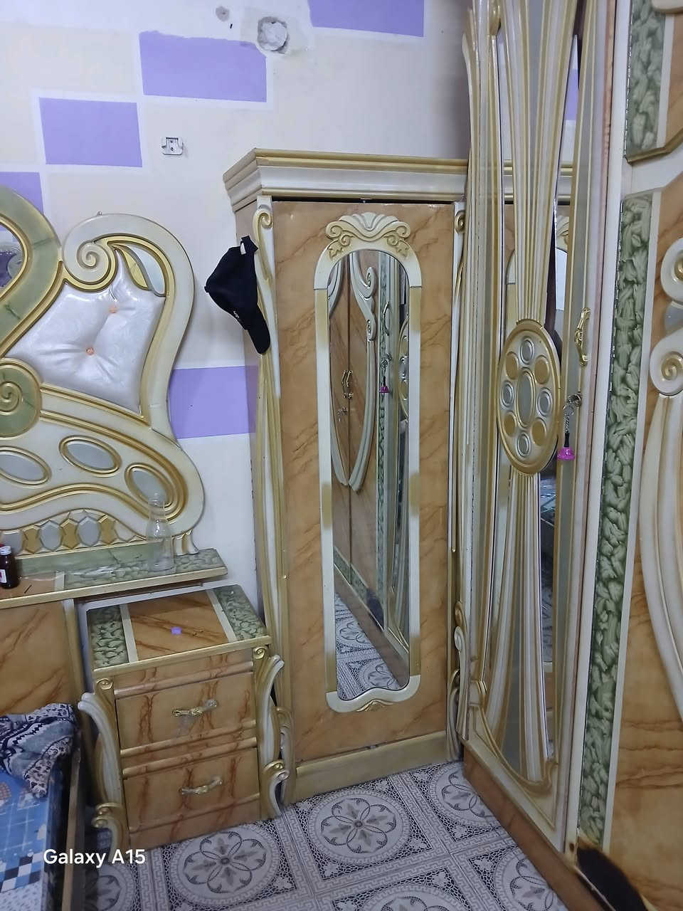 غرفة نوم مستخدمة للبيع السعر ٦٠٠ وبي مجال 
هاتف ***********
